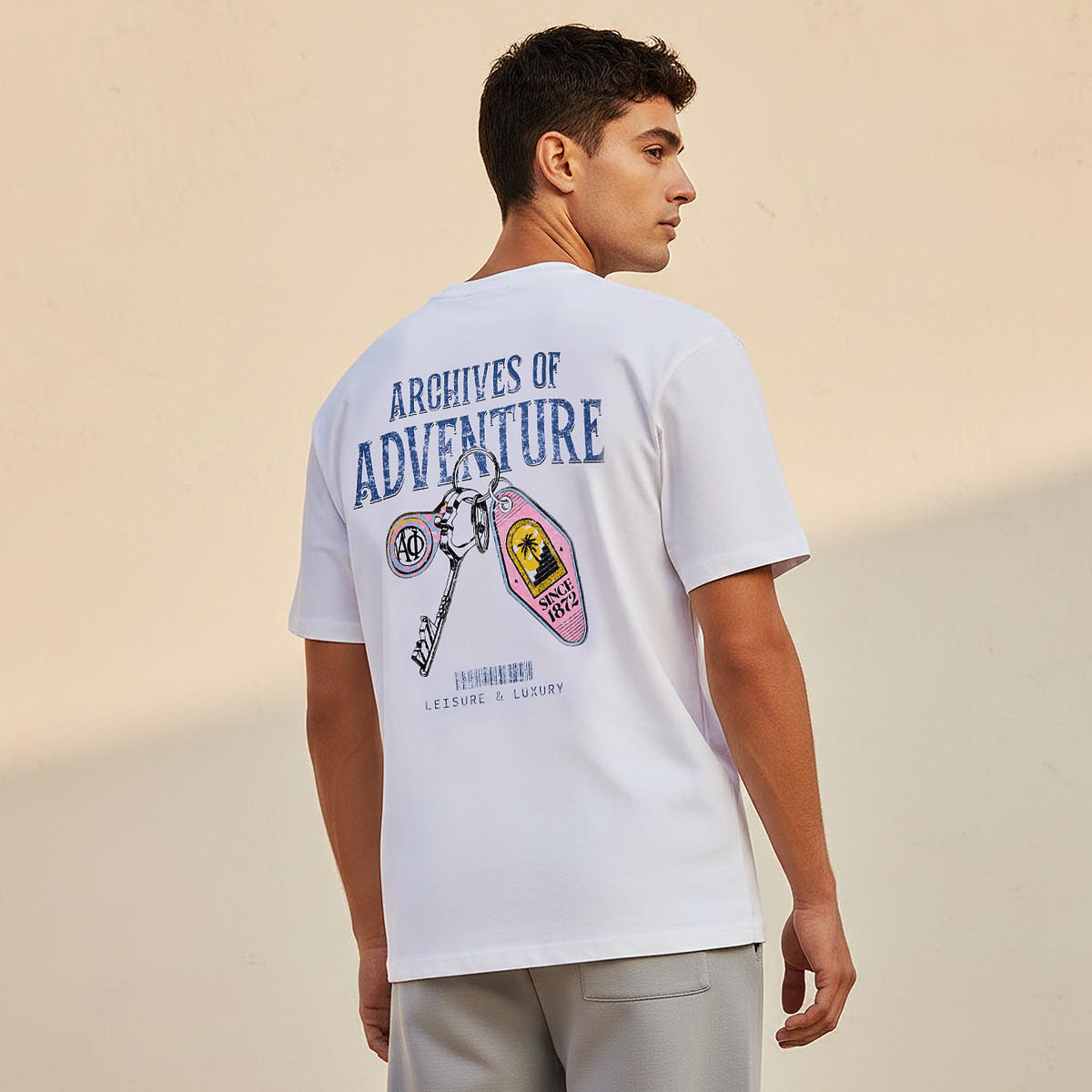 تيشيرت بقصة عادية وياقة ضيقة وأكمام قصيرة وطبعات للرجال-men-clothing-tshirtsandpolos-tshirts-image-4