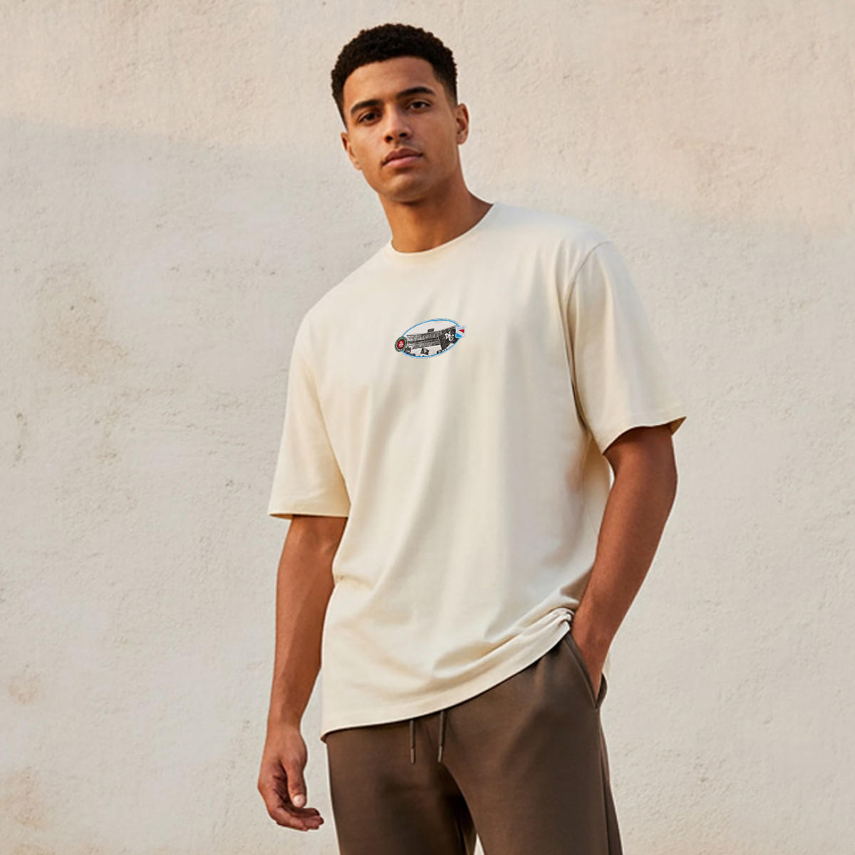 تيشيرت بقصة عادية وياقة ضيقة وأكمام قصيرة وطبعات للرجال-men-clothing-tshirtsandpolos-tshirts-image-1