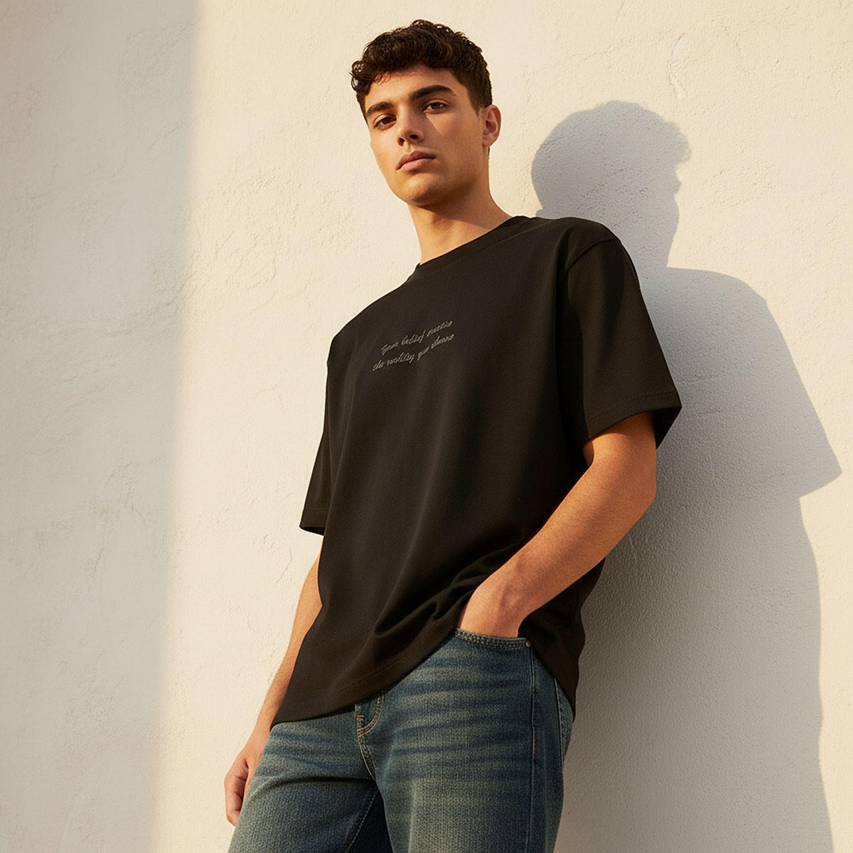 تيشيرت برقبة ضيقة وأكمام قصيرة وقصة عادية وطبعات شعار يوث من سبلاش-men-clothing-tshirtsandpolos-tshirts-image-1