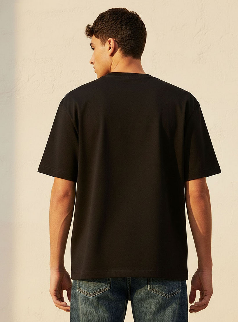 تيشيرت برقبة ضيقة وأكمام قصيرة وقصة عادية وطبعات شعار يوث من سبلاش-men-clothing-tshirtsandpolos-tshirts-image-4