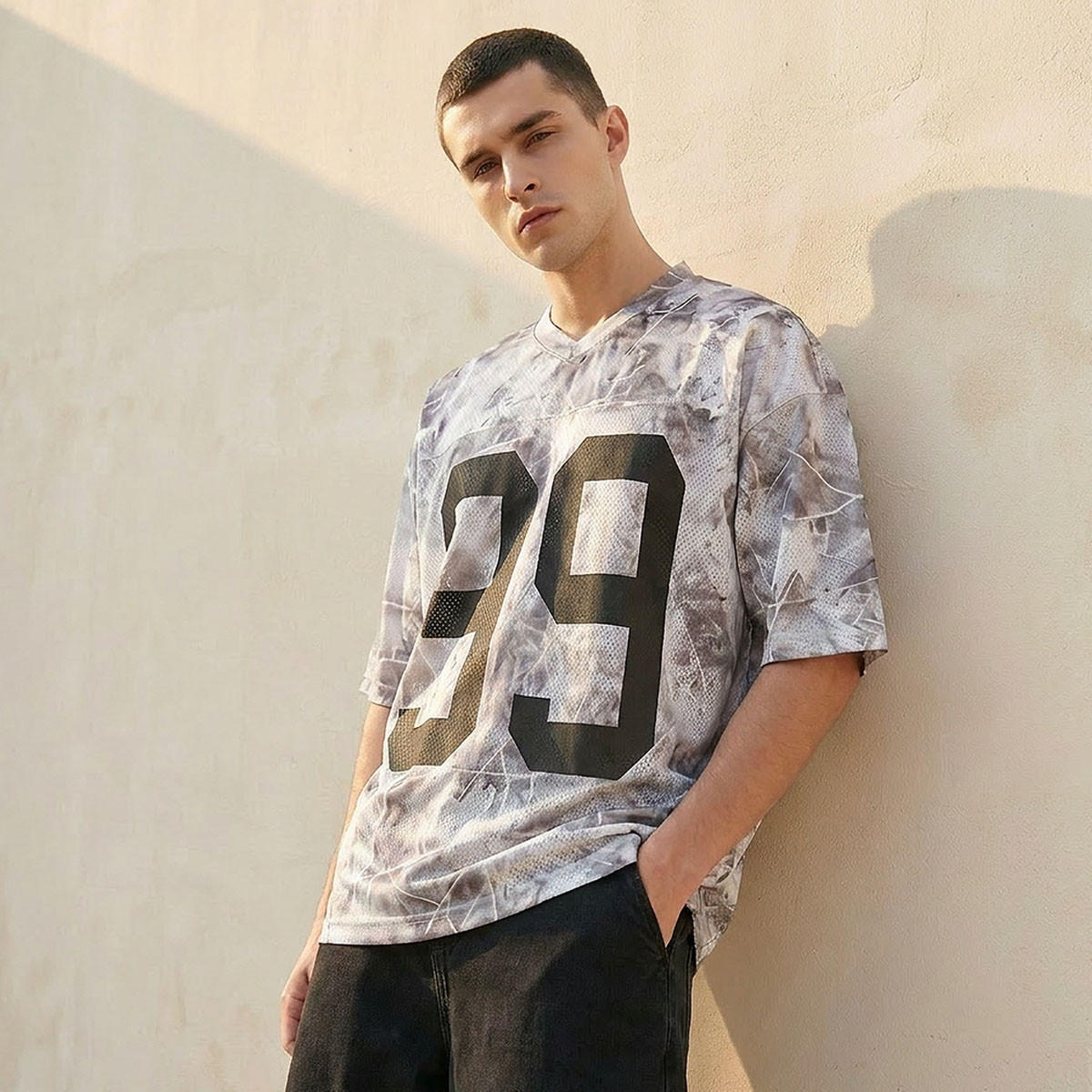 تيشيرت بقصة مريحة وياقة V وأكمام قصيرة وطبعات من سبلاش يوث-men-clothing-tshirtsandpolos-tshirts-image-1
