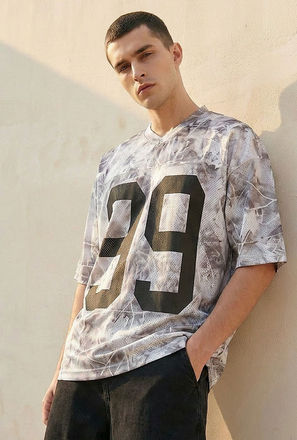 تيشيرت بقصة مريحة وياقة V وأكمام قصيرة وطبعات من سبلاش يوث-men-clothing-tshirtsandpolos-tshirts-image-1