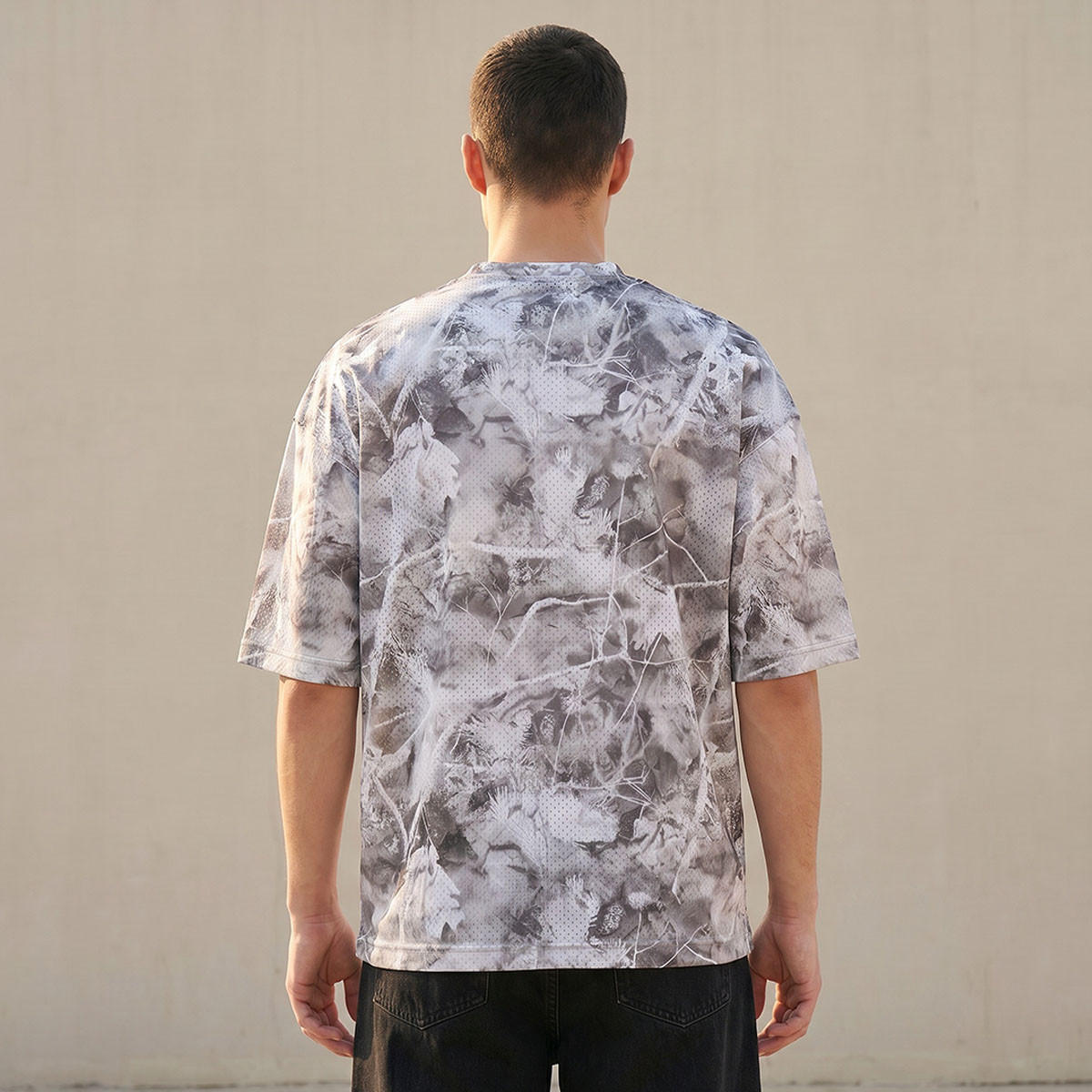 تيشيرت بقصة مريحة وياقة V وأكمام قصيرة وطبعات من سبلاش يوث-men-clothing-tshirtsandpolos-tshirts-image-4