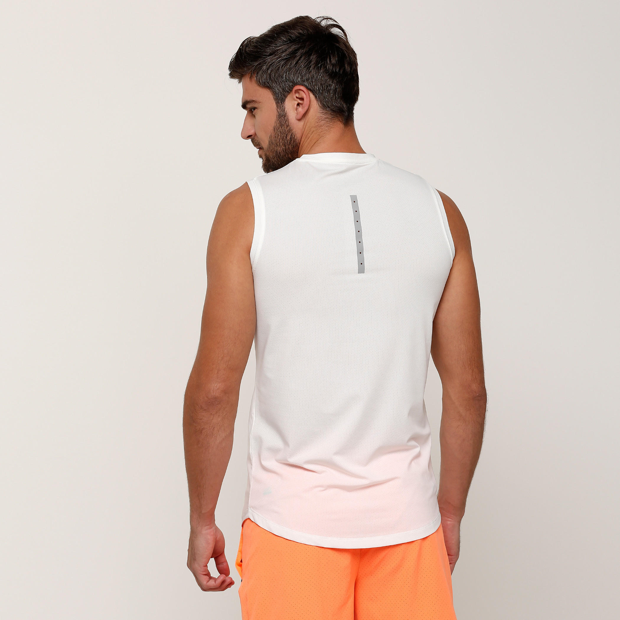 تيشيرت دون أكمام بتفاصيل شبكية وطبعات-men-clothing-sportswearandactivewear-tshirtsandpolos-image-2