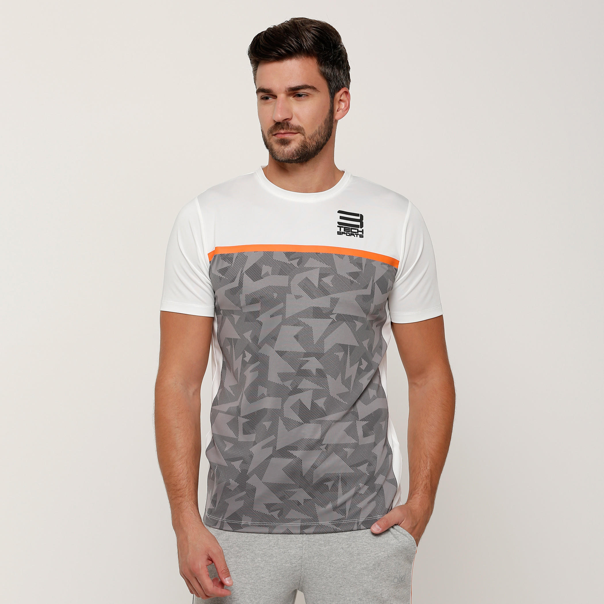 تيشيرت بياقة مستديرة وأكمام قصيرة مع طبعات-men-clothing-sportswearandactivewear-tshirtsandpolos-image-1