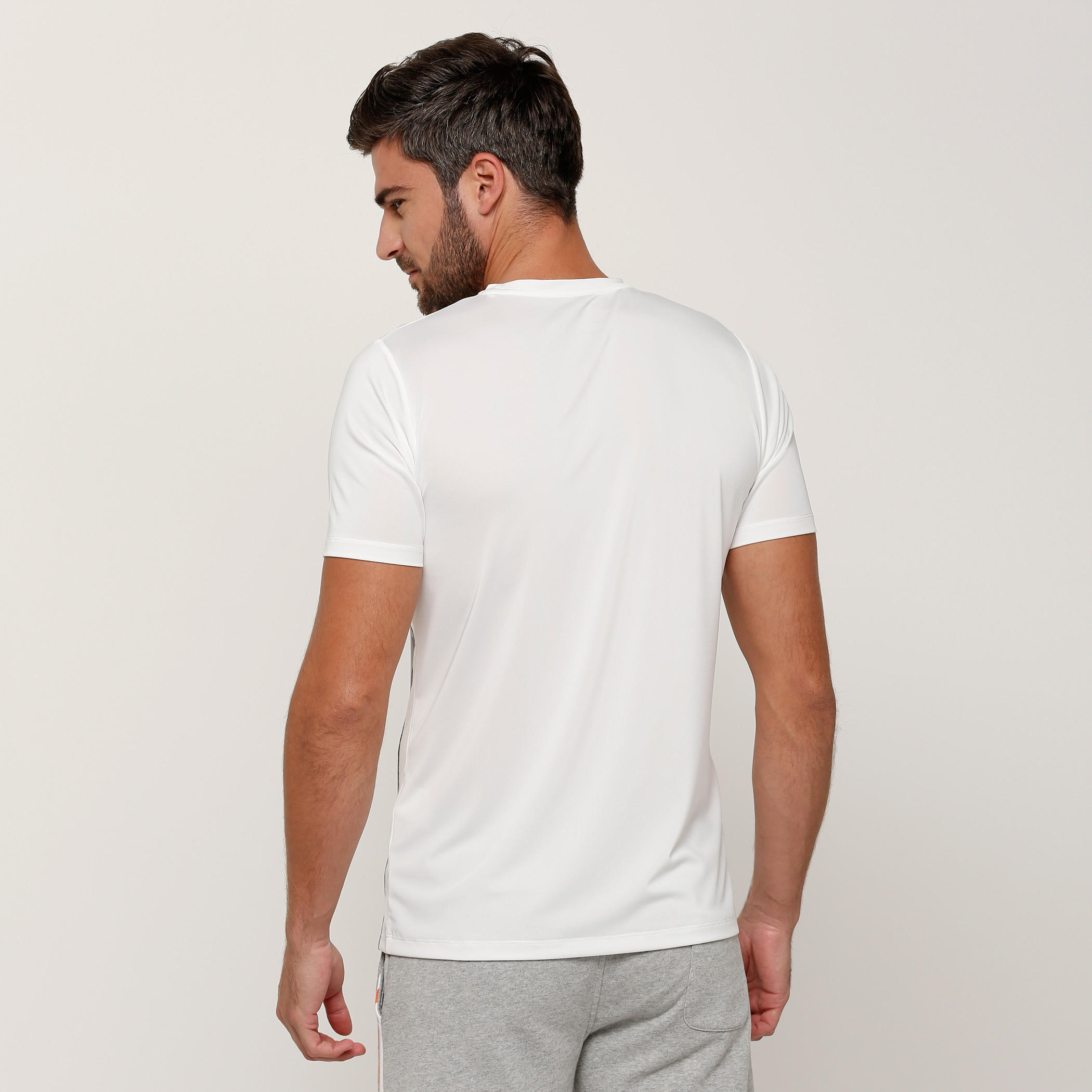 تيشيرت بياقة مستديرة وأكمام قصيرة مع طبعات-men-clothing-sportswearandactivewear-tshirtsandpolos-image-2