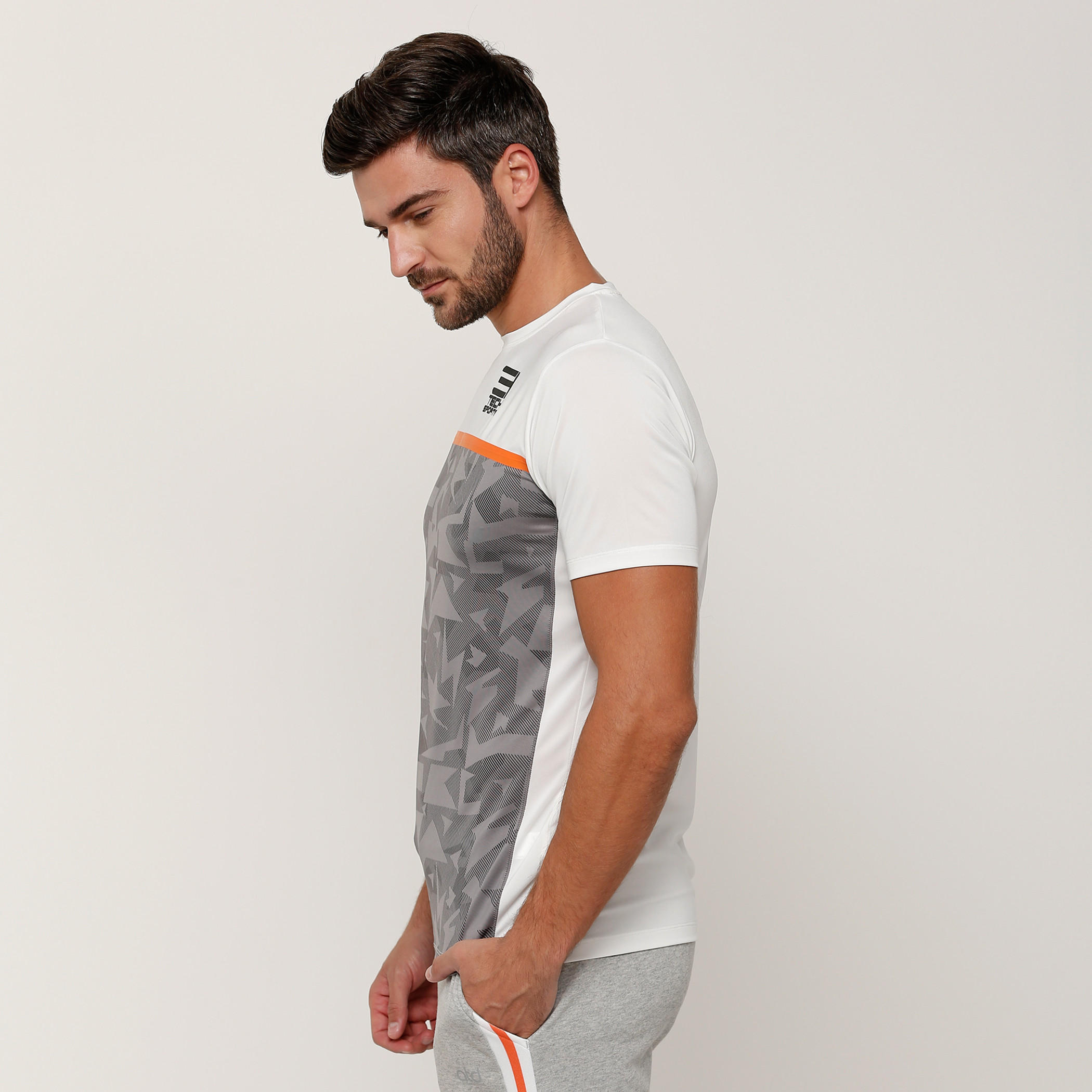 تيشيرت بياقة مستديرة وأكمام قصيرة مع طبعات-men-clothing-sportswearandactivewear-tshirtsandpolos-image-3