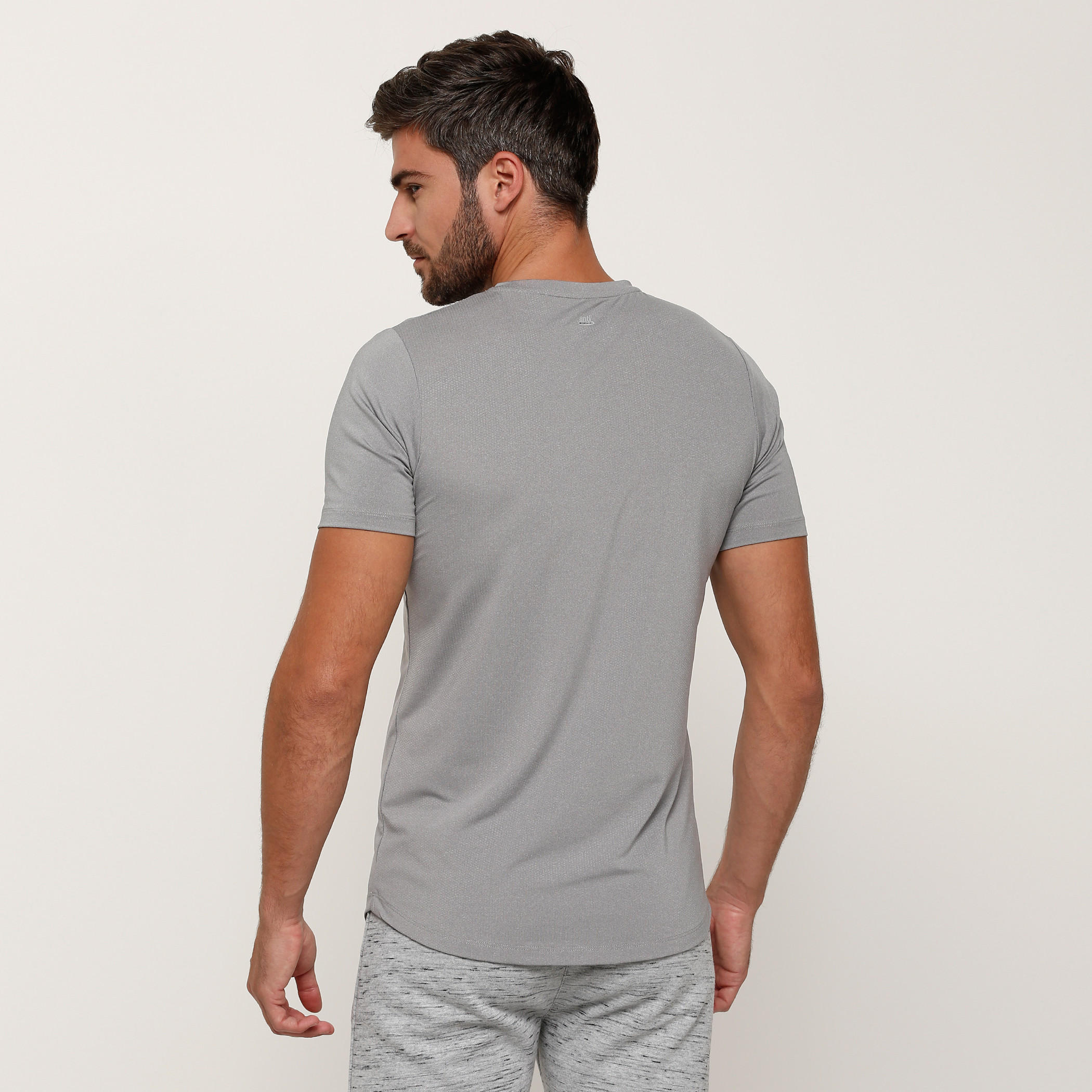 تيشيرت بياقة مستديرة وأكمام قصيرة وطبعات-men-clothing-sportswearandactivewear-tshirtsandpolos-image-2