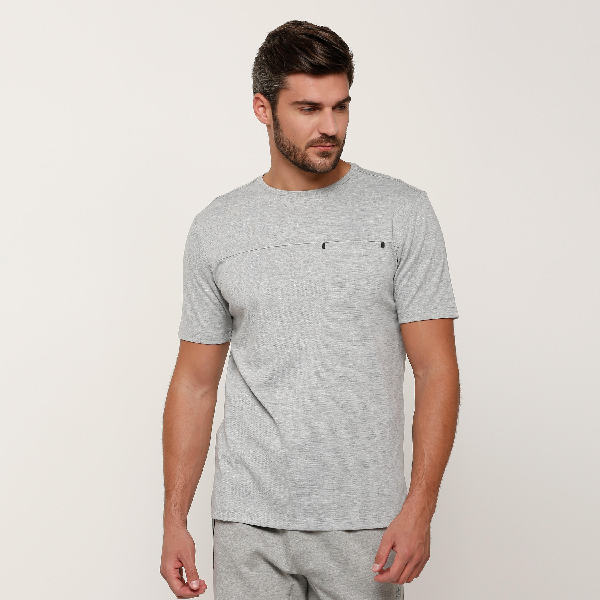 تيشيرت بياقة مستديرة وأكمام قصيرة وحوّاف غير مستوية-men-clothing-sportswearandactivewear-tshirtsandpolos-image-1