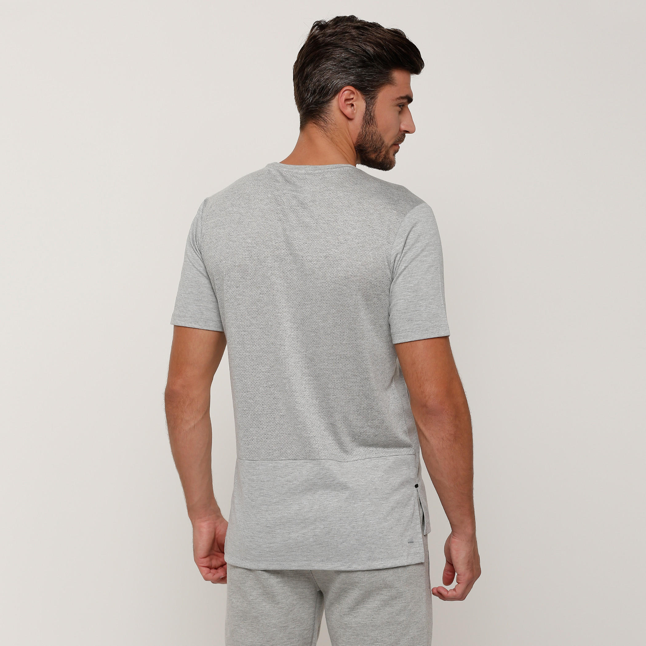 تيشيرت بياقة مستديرة وأكمام قصيرة وحوّاف غير مستوية-men-clothing-sportswearandactivewear-tshirtsandpolos-image-2