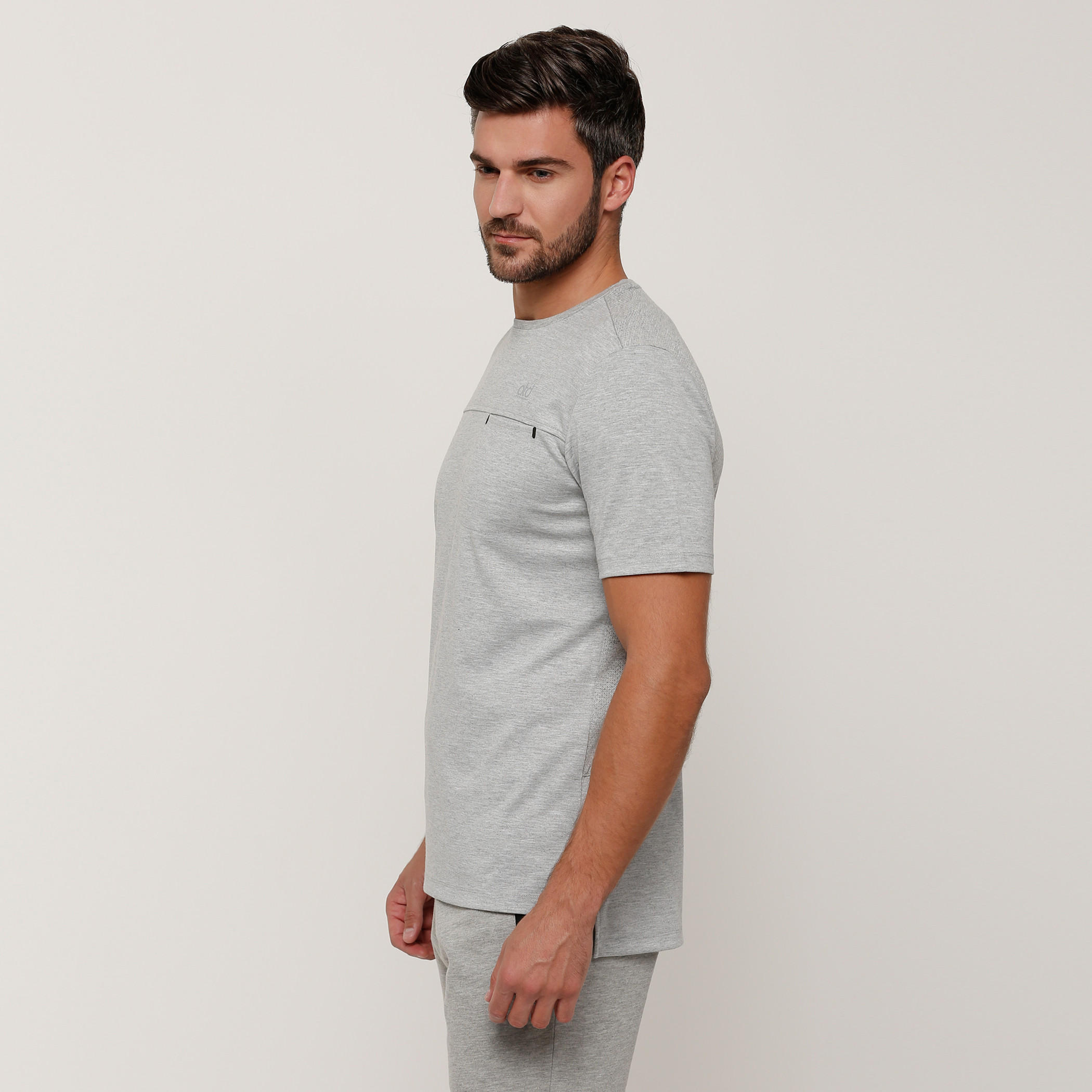 تيشيرت بياقة مستديرة وأكمام قصيرة وحوّاف غير مستوية-men-clothing-sportswearandactivewear-tshirtsandpolos-image-3