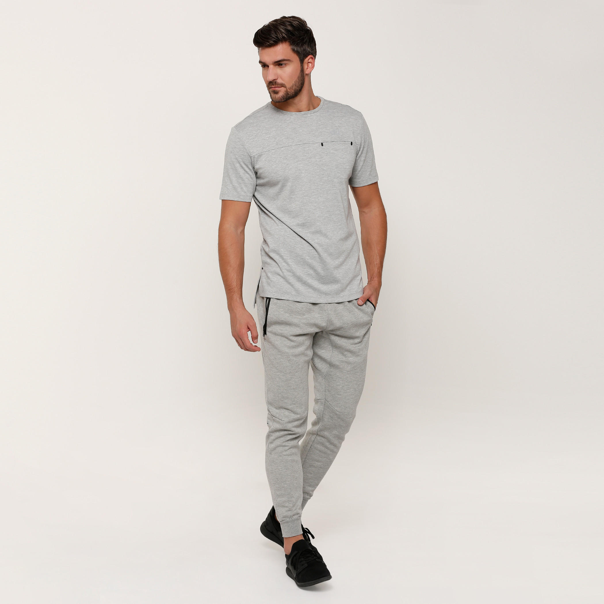 تيشيرت بياقة مستديرة وأكمام قصيرة وحوّاف غير مستوية-men-clothing-sportswearandactivewear-tshirtsandpolos-image-5