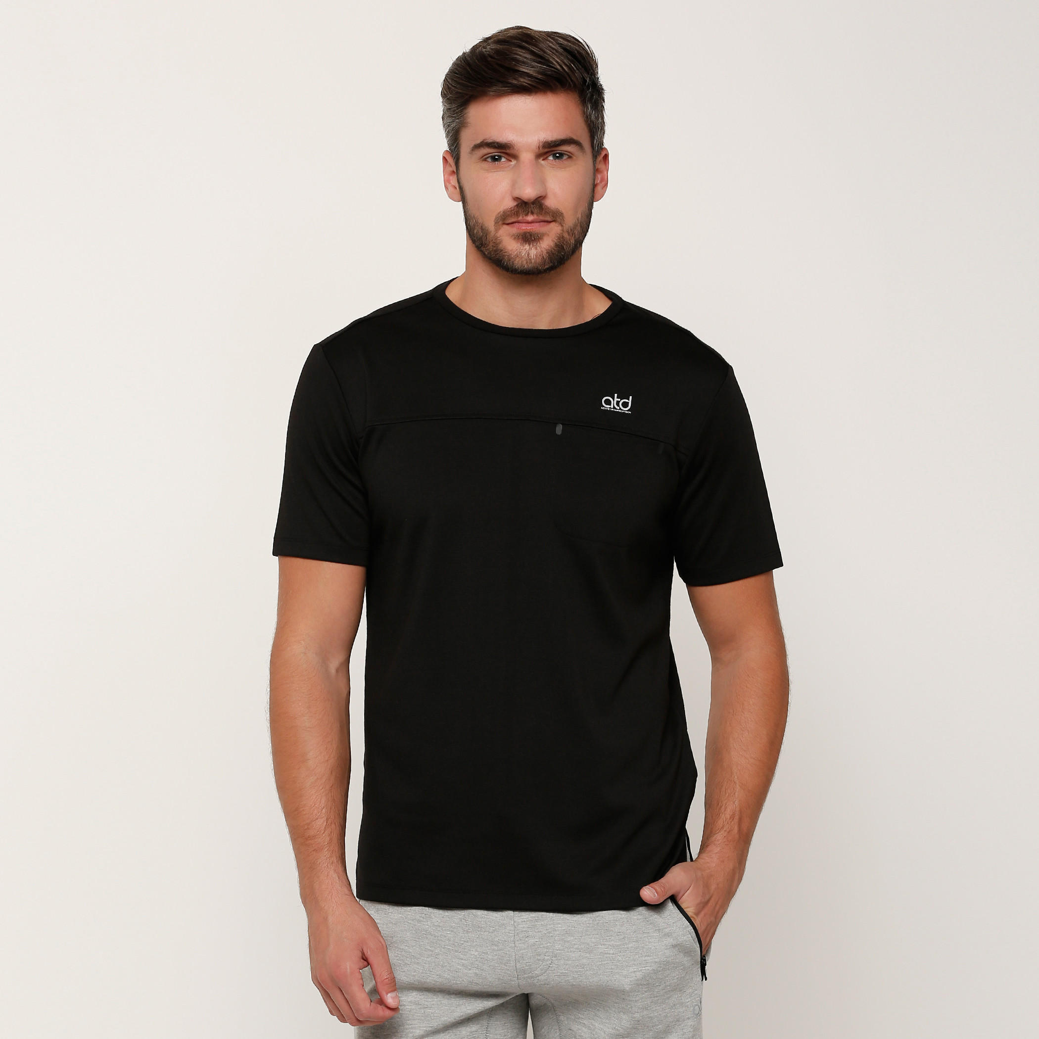 تيشيرت بياقة مستديرة وأكمام قصيرة مع طبعات-men-clothing-sportswearandactivewear-tshirtsandpolos-image-1