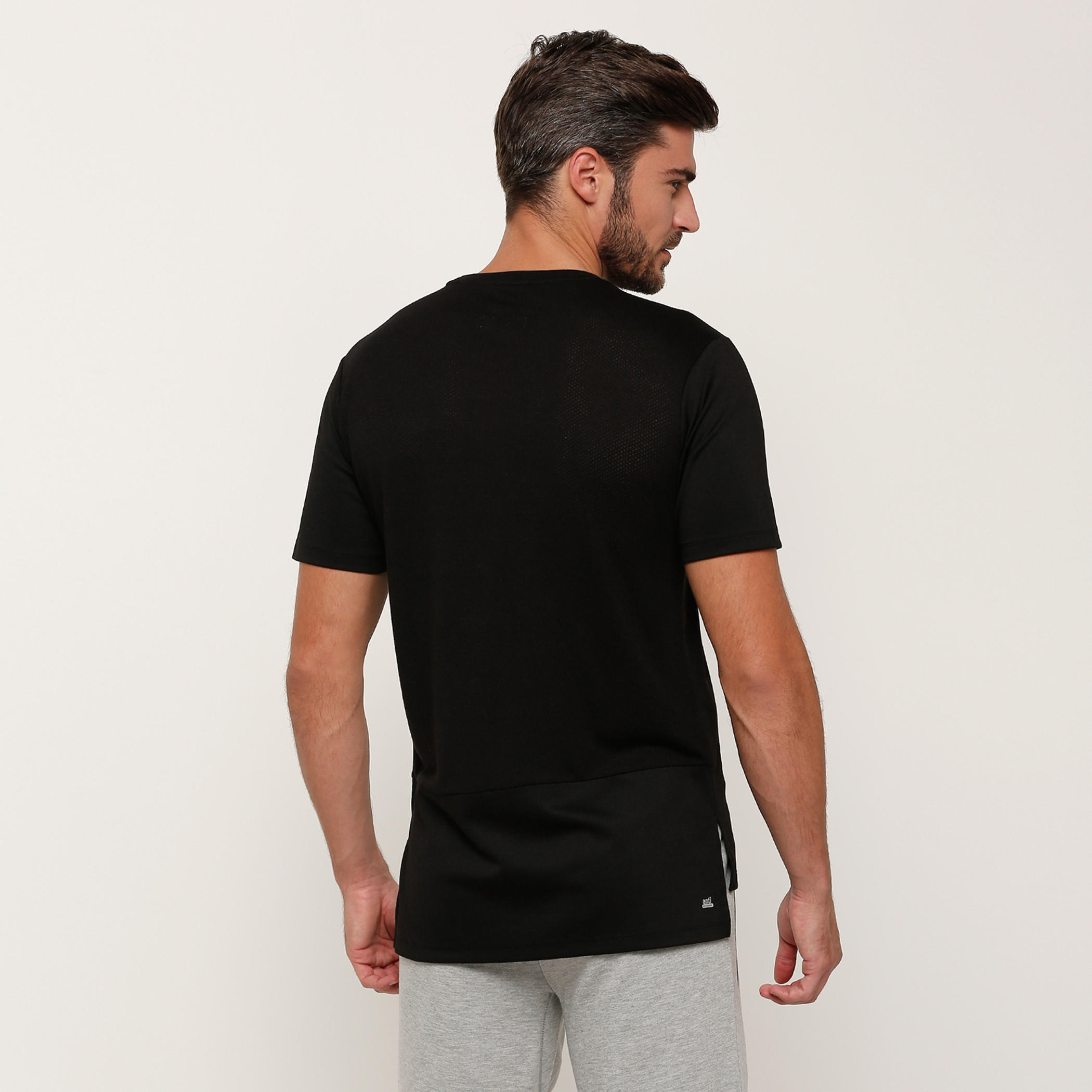 تيشيرت بياقة مستديرة وأكمام قصيرة مع طبعات-men-clothing-sportswearandactivewear-tshirtsandpolos-image-2