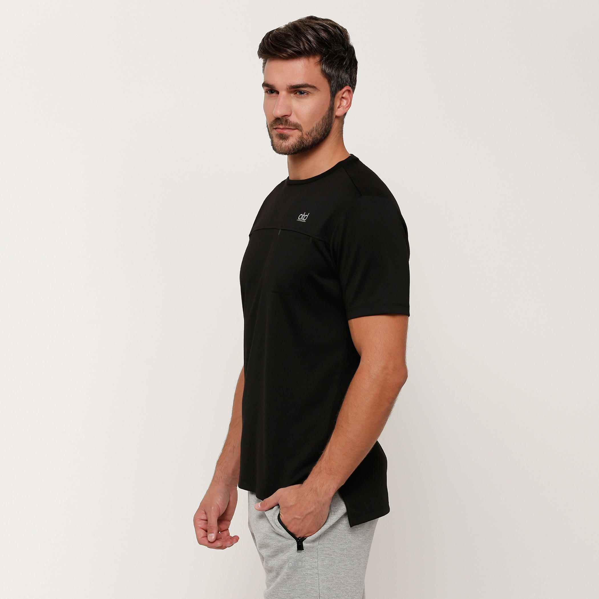 تيشيرت بياقة مستديرة وأكمام قصيرة مع طبعات-men-clothing-sportswearandactivewear-tshirtsandpolos-image-3