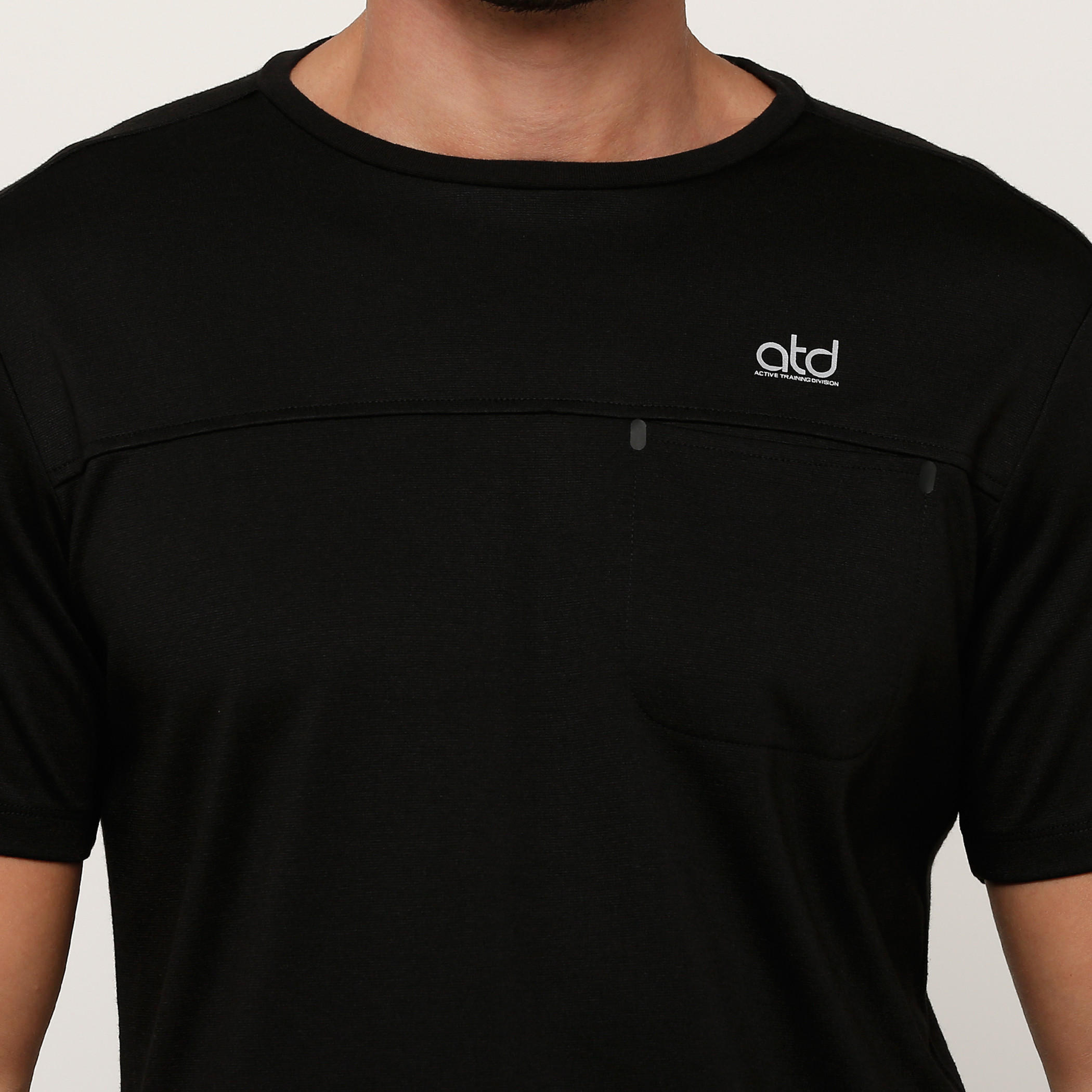 تيشيرت بياقة مستديرة وأكمام قصيرة مع طبعات-men-clothing-sportswearandactivewear-tshirtsandpolos-image-4