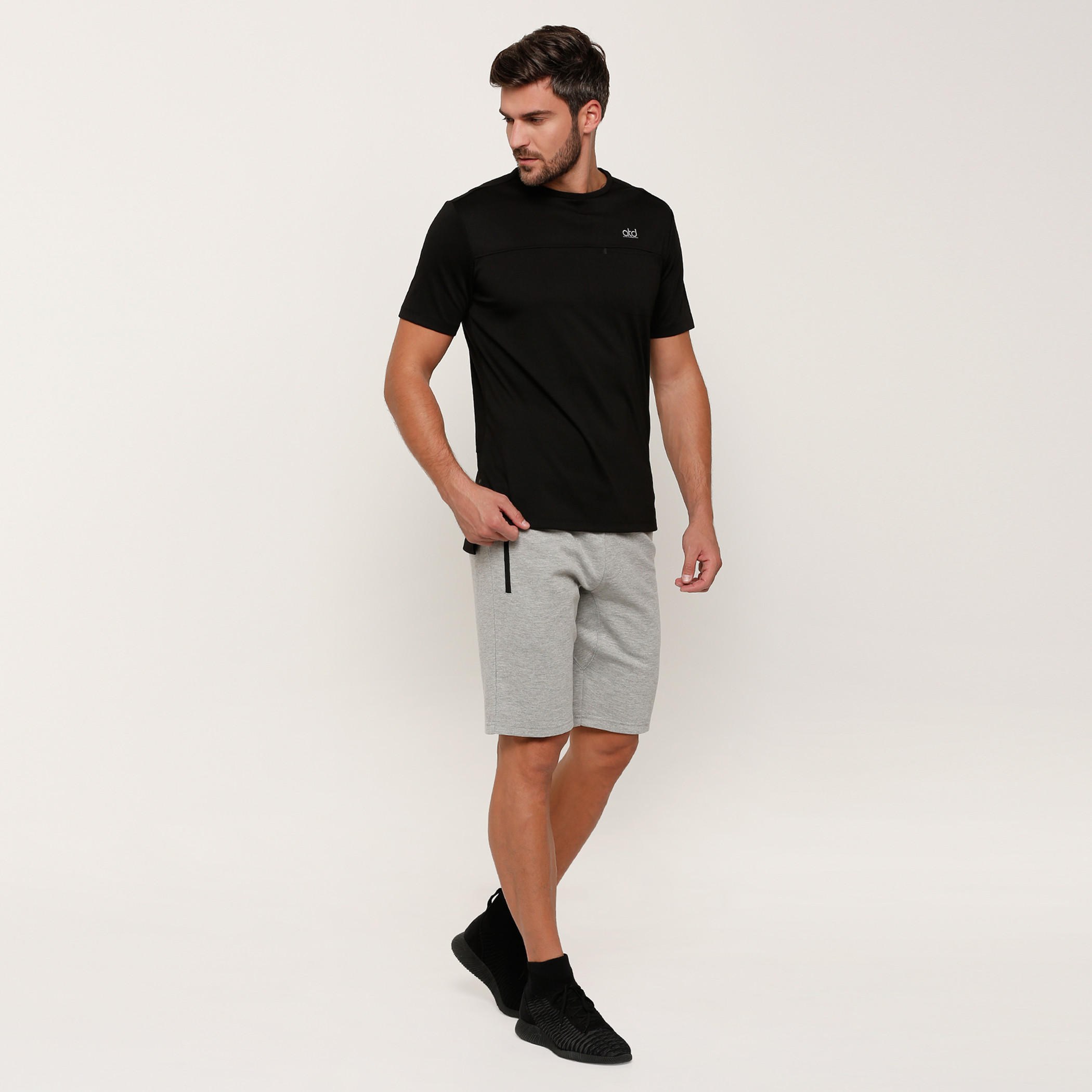تيشيرت بياقة مستديرة وأكمام قصيرة مع طبعات-men-clothing-sportswearandactivewear-tshirtsandpolos-image-5