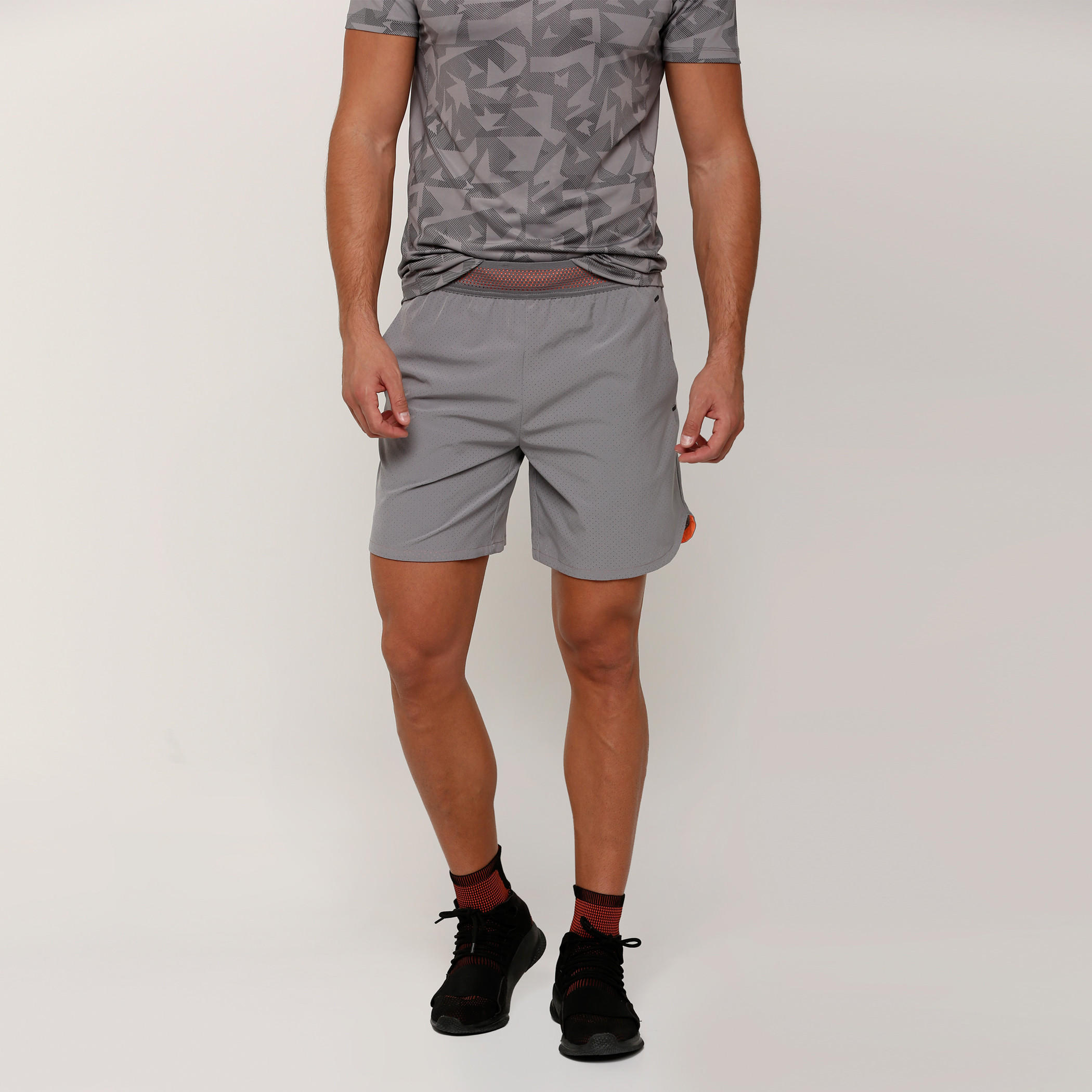 شورت بخصر مطّاطي وجيوب-men-clothing-sportswearandactivewear-bottoms-image-1