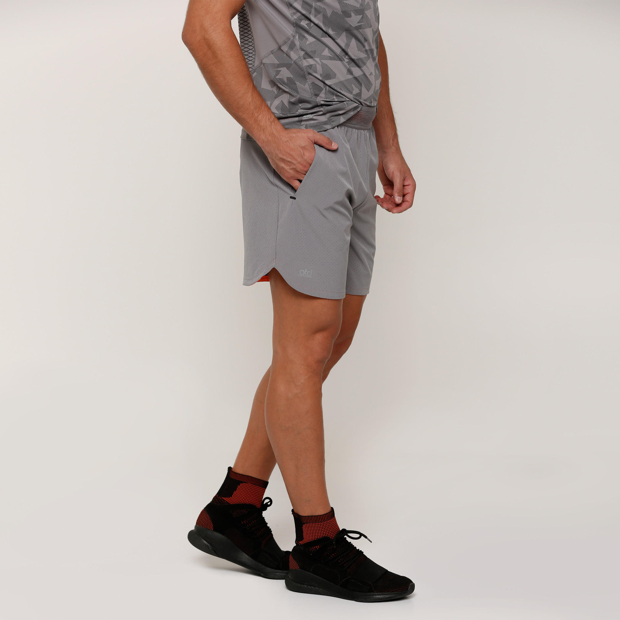 شورت بخصر مطّاطي وجيوب-men-clothing-sportswearandactivewear-bottoms-image-3