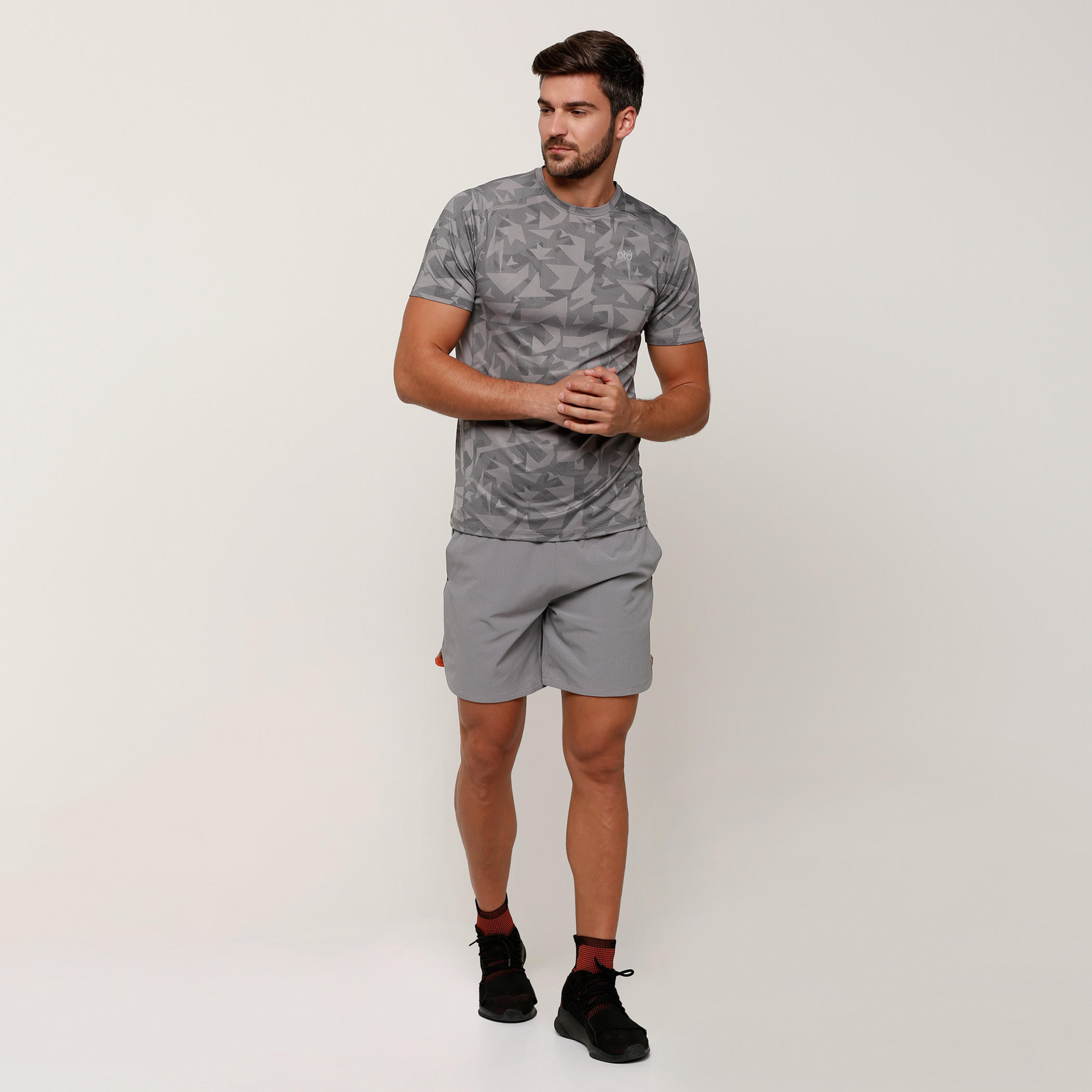 شورت بخصر مطّاطي وجيوب-men-clothing-sportswearandactivewear-bottoms-image-5