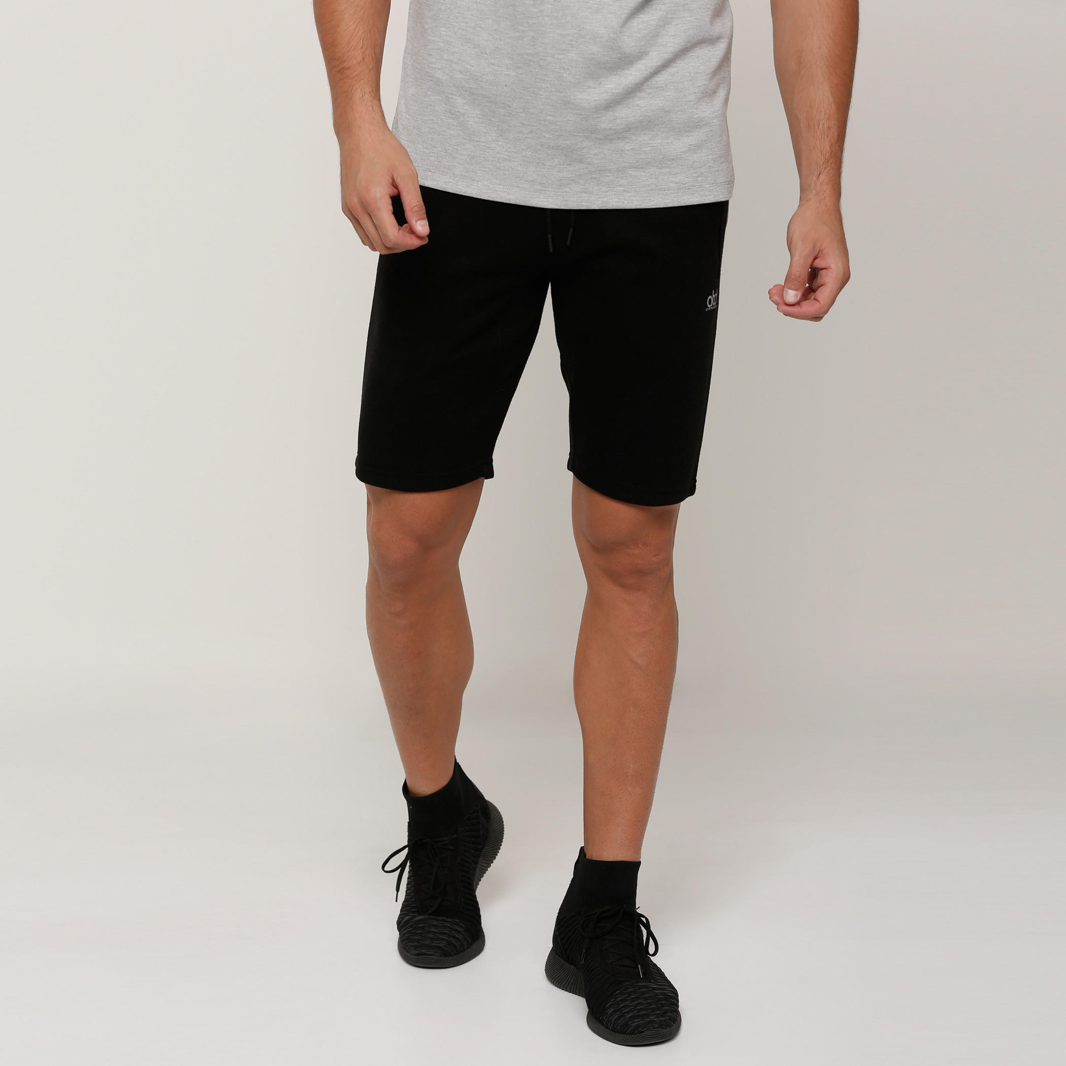 شورت بخصر مطّاطي وجيوب مع طبعات-men-clothing-sportswearandactivewear-bottoms-image-1