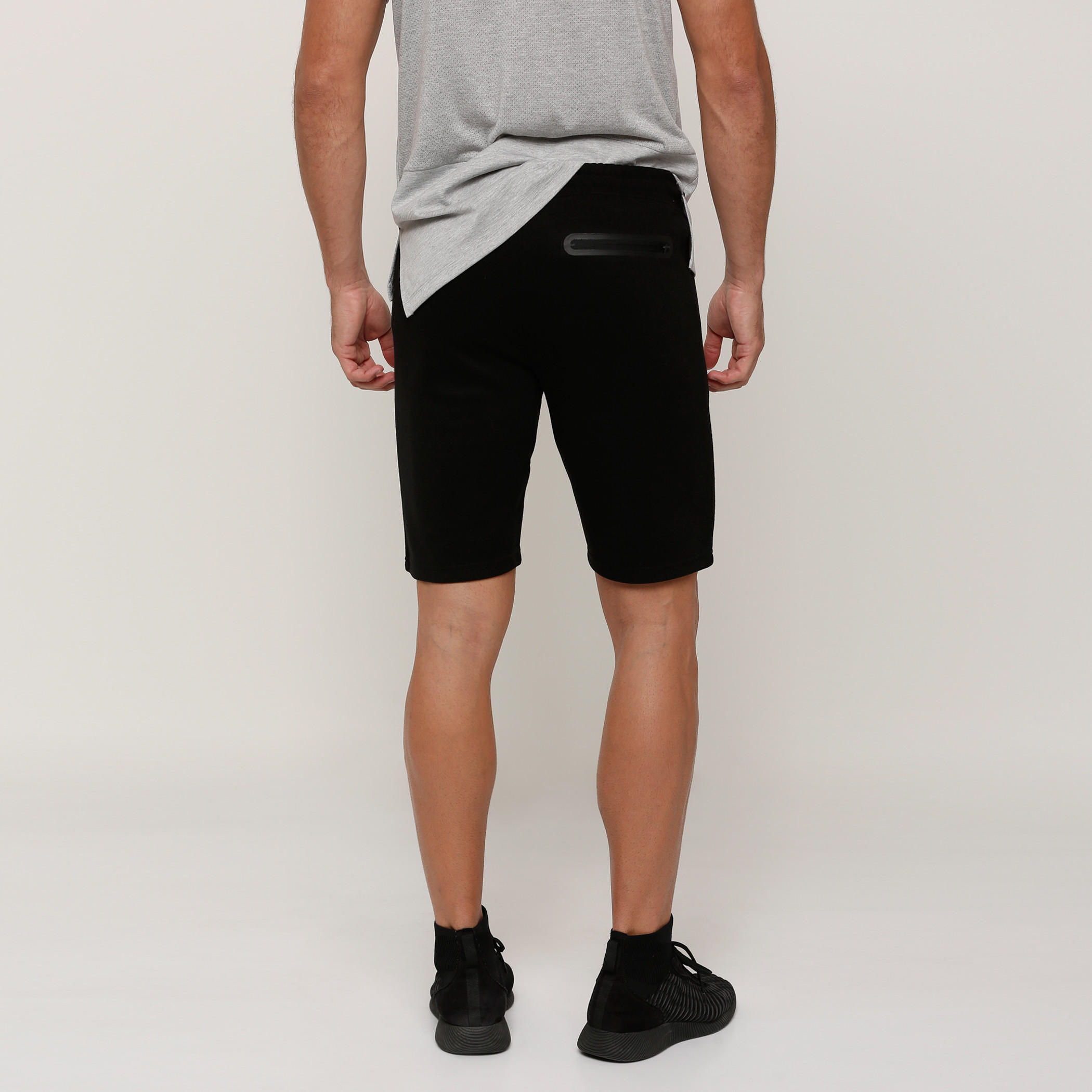 شورت بخصر مطّاطي وجيوب مع طبعات-men-clothing-sportswearandactivewear-bottoms-image-2