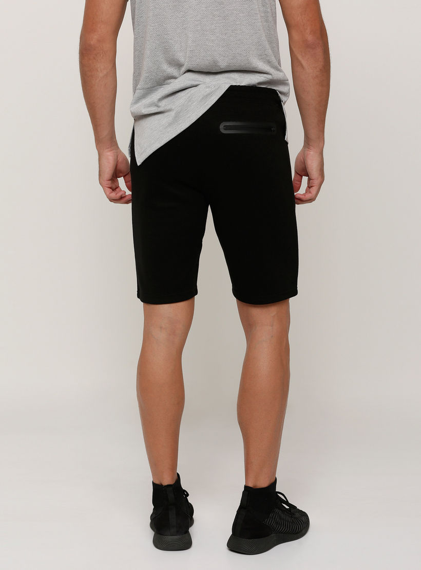 شورت بخصر مطّاطي وجيوب مع طبعات-men-clothing-sportswearandactivewear-bottoms-image-2