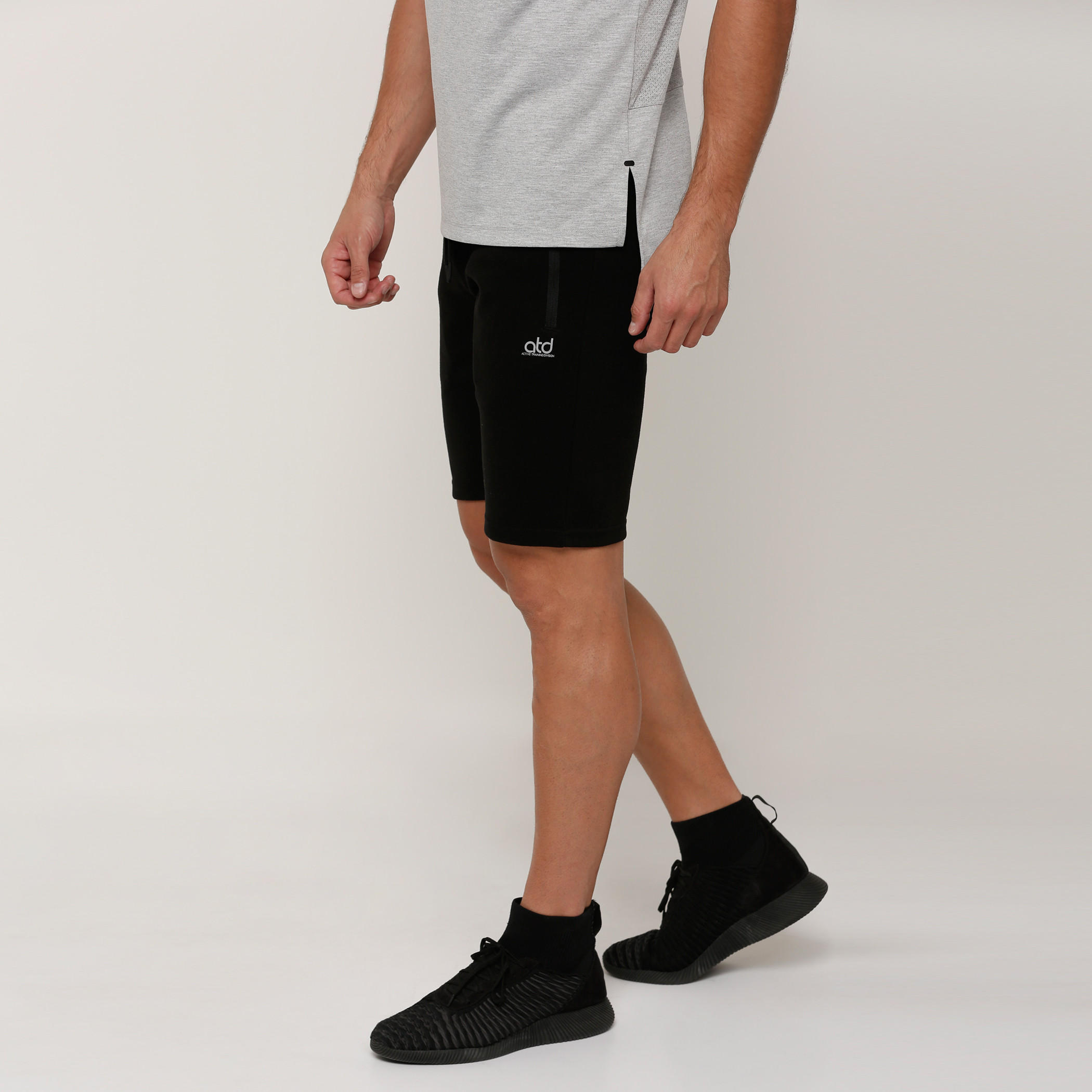 شورت بخصر مطّاطي وجيوب مع طبعات-men-clothing-sportswearandactivewear-bottoms-image-3