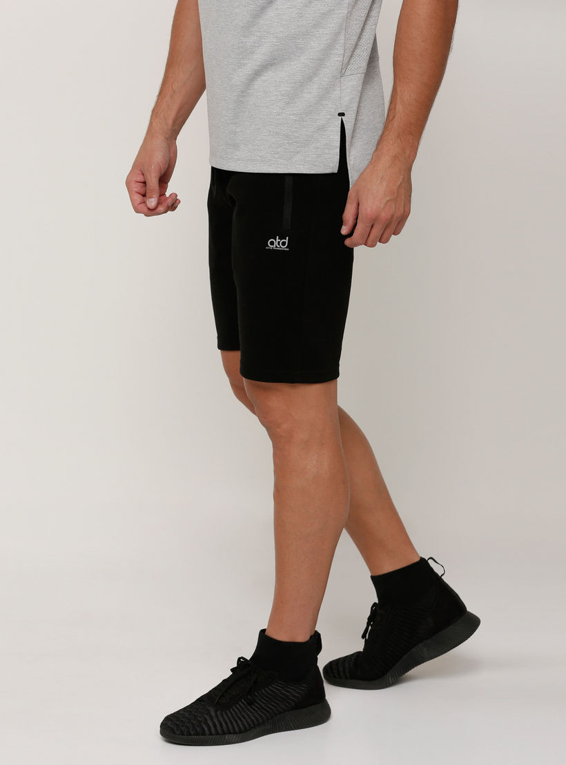شورت بخصر مطّاطي وجيوب مع طبعات-men-clothing-sportswearandactivewear-bottoms-image-3