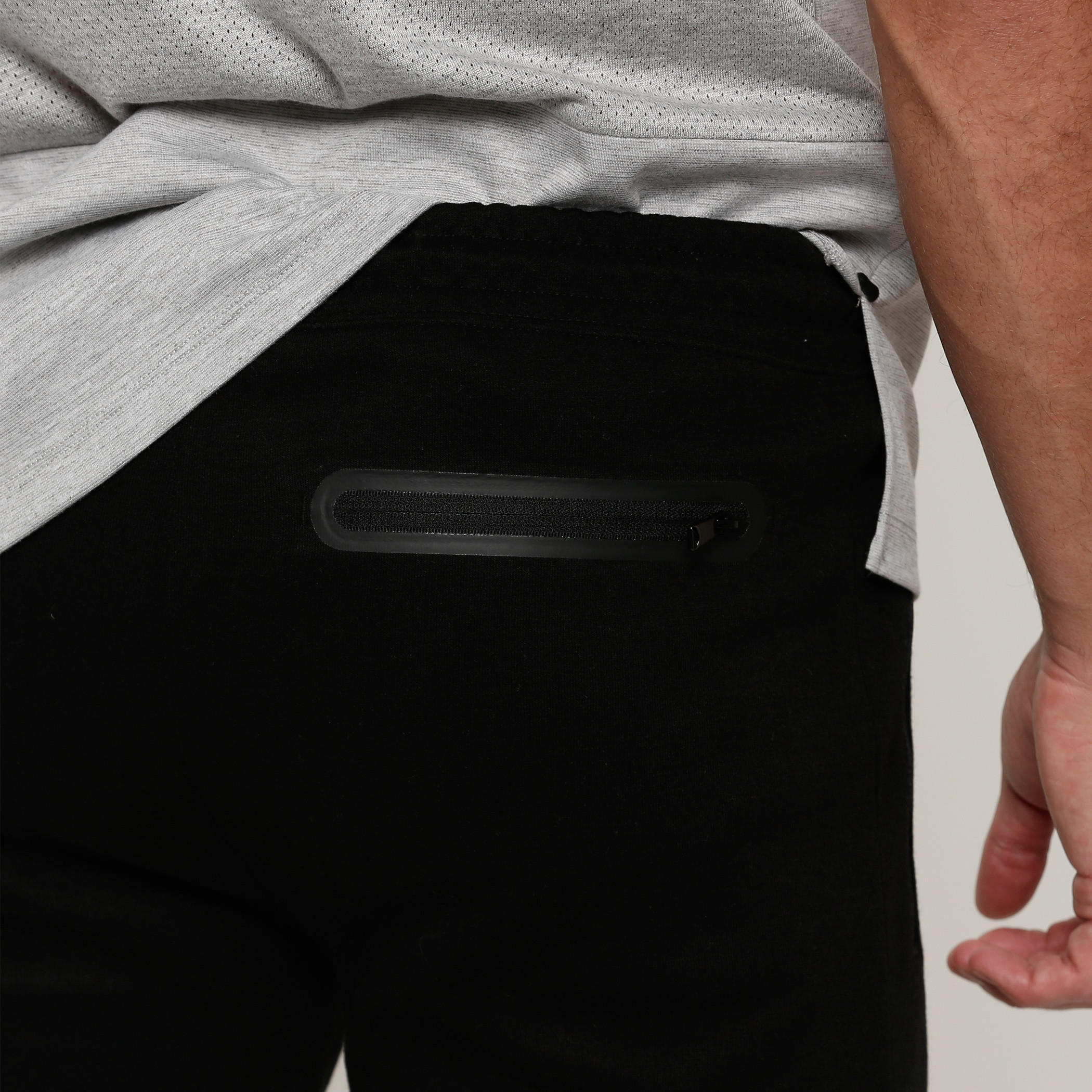 شورت بخصر مطّاطي وجيوب مع طبعات-men-clothing-sportswearandactivewear-bottoms-image-4