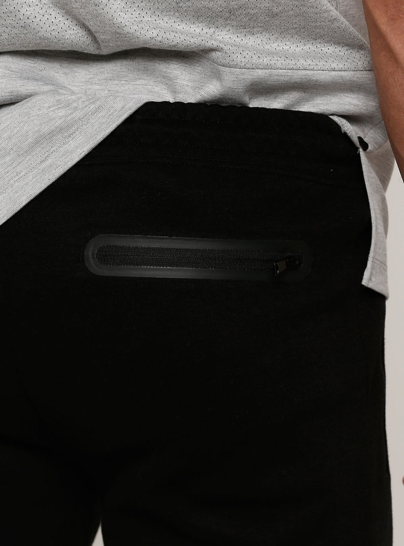 شورت بخصر مطّاطي وجيوب مع طبعات-men-clothing-sportswearandactivewear-bottoms-image-4