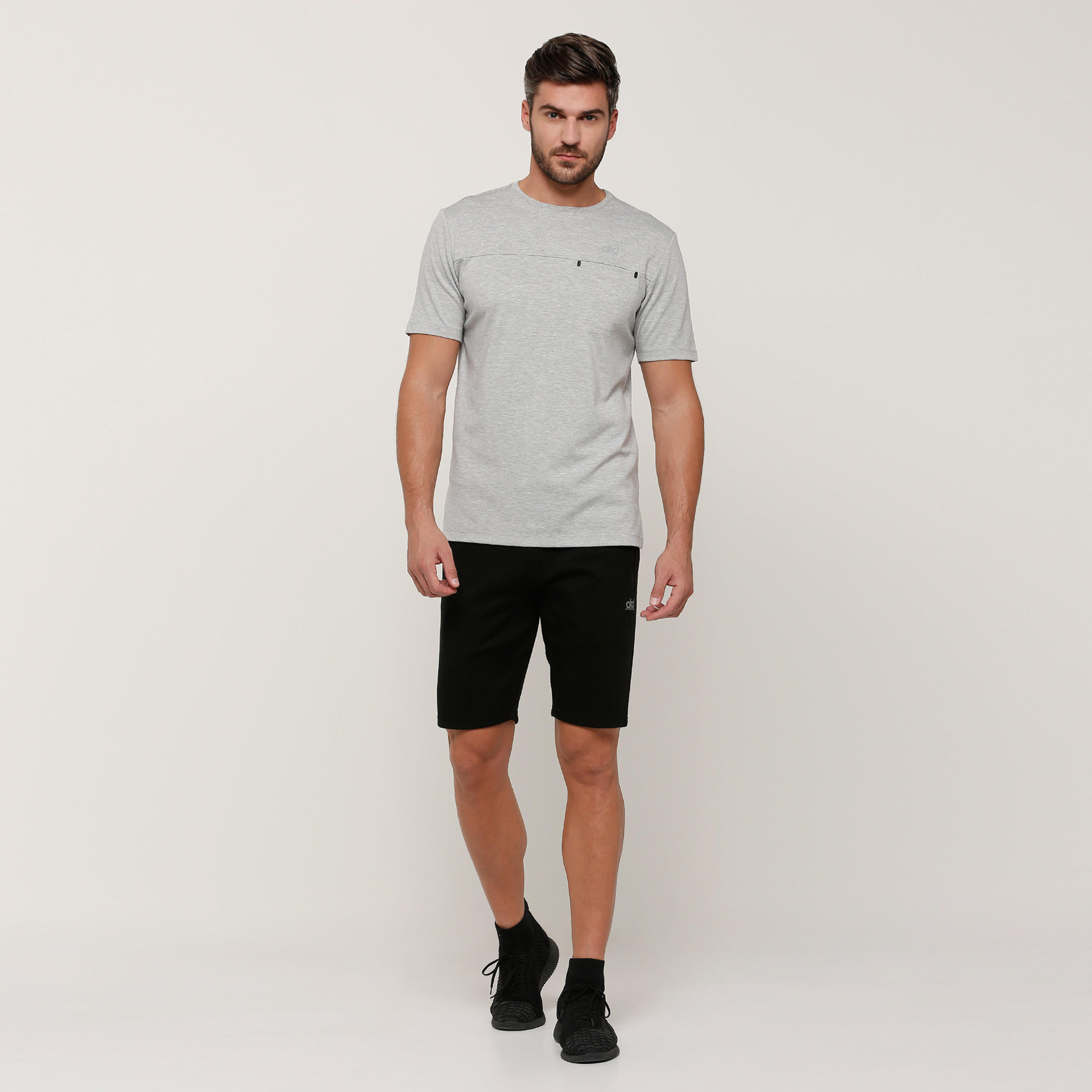 شورت بخصر مطّاطي وجيوب مع طبعات-men-clothing-sportswearandactivewear-bottoms-image-5