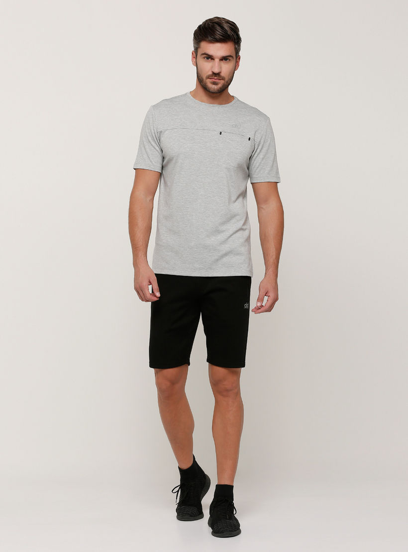 شورت بخصر مطّاطي وجيوب مع طبعات-men-clothing-sportswearandactivewear-bottoms-image-5