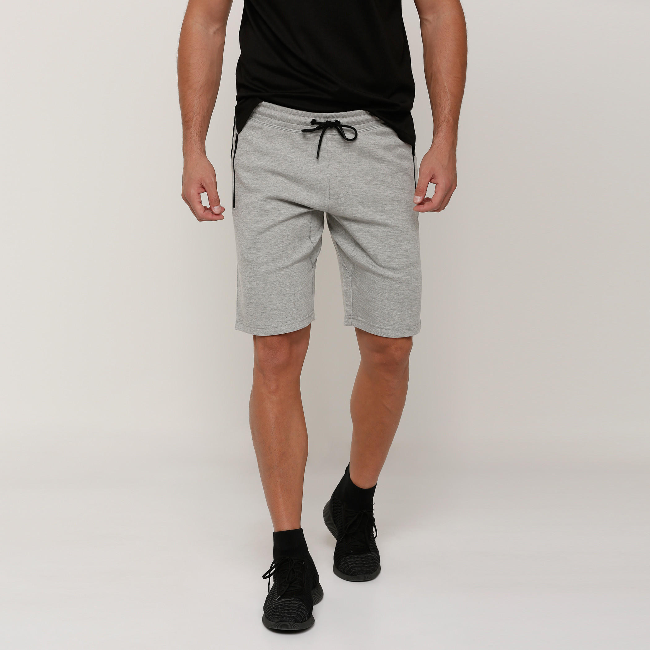 شورت بخصر مطّاطي وجيوب مع طبعات-men-clothing-sportswearandactivewear-bottoms-image-6