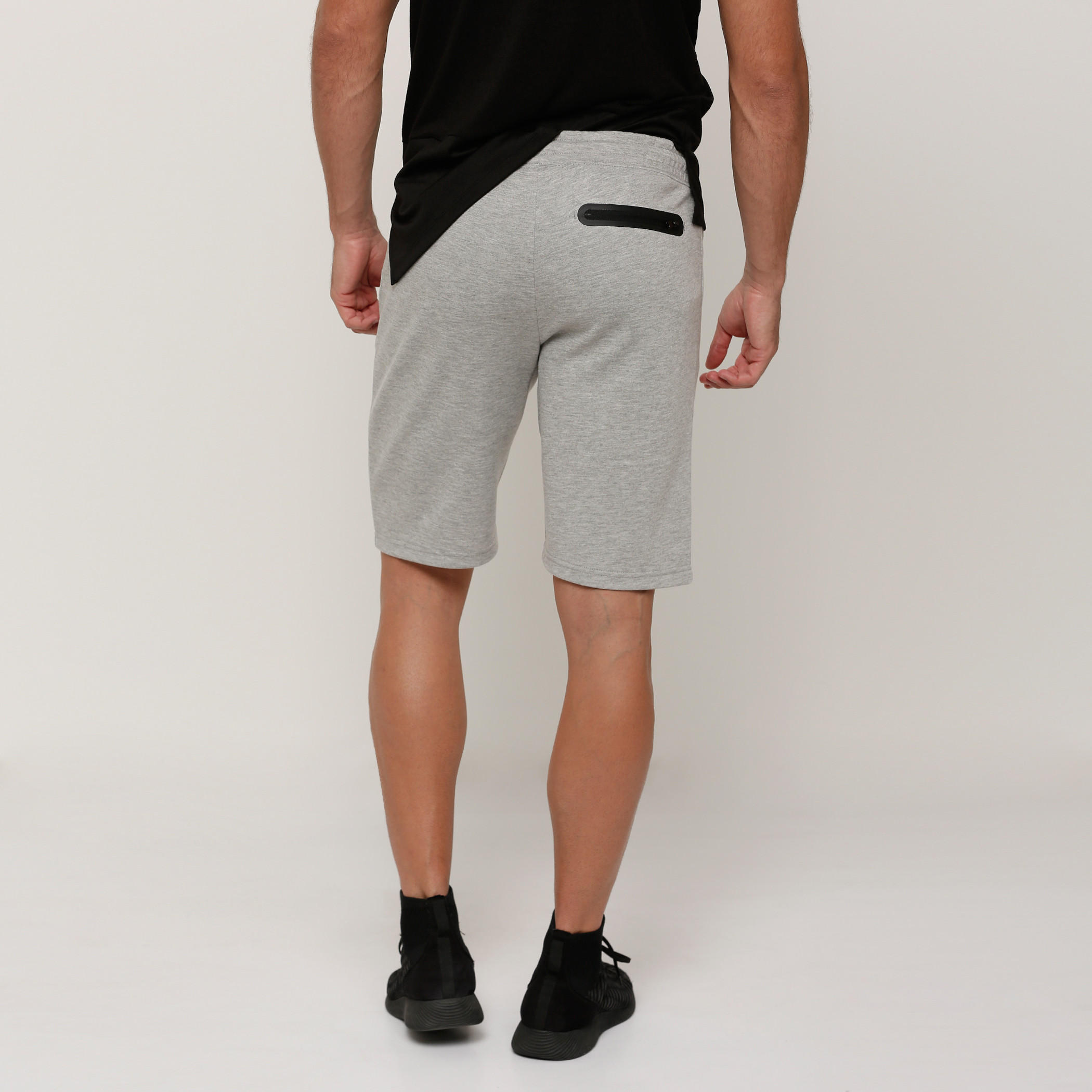 شورت بخصر مطّاطي وجيوب مع طبعات-men-clothing-sportswearandactivewear-bottoms-image-7