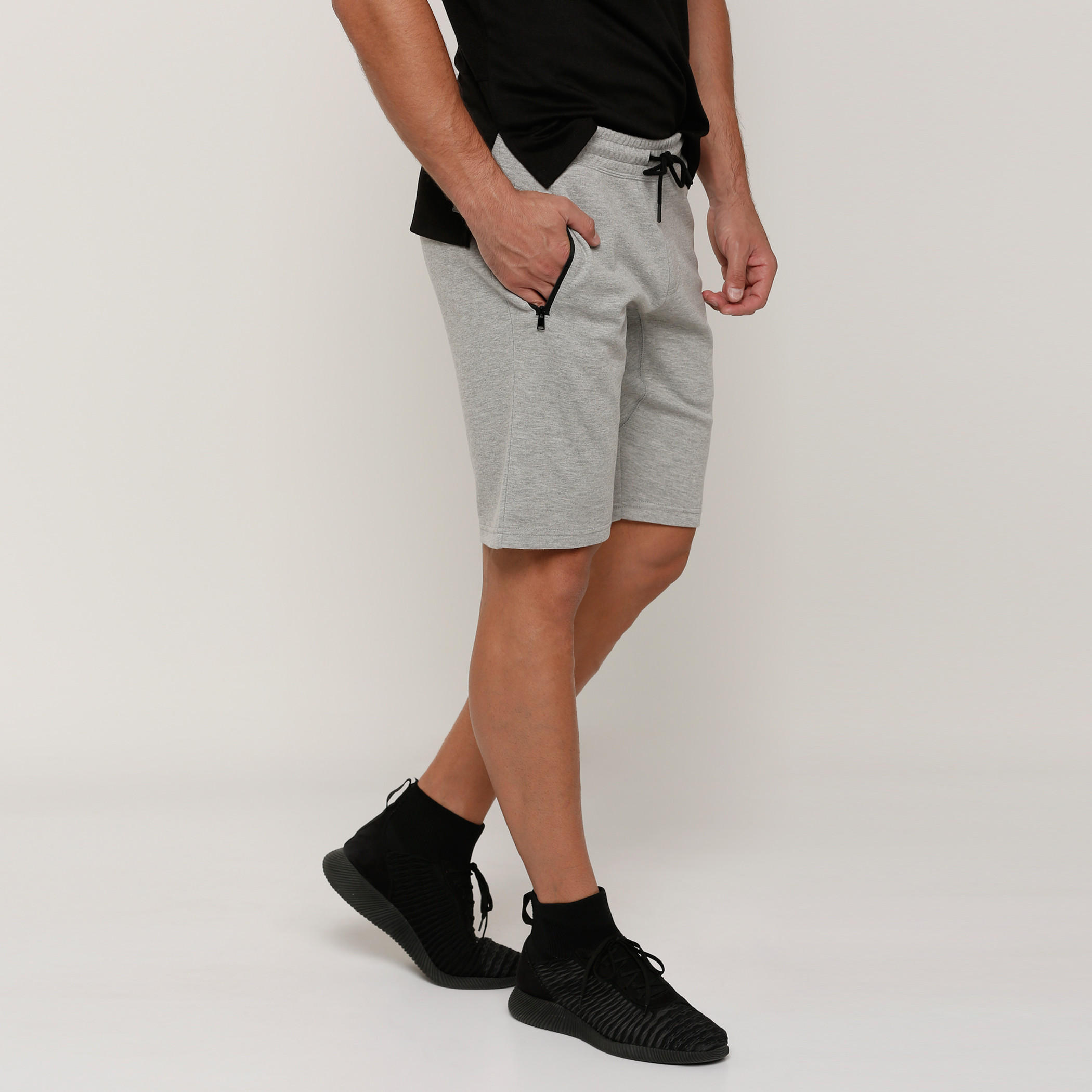 شورت بخصر مطّاطي وجيوب مع طبعات-men-clothing-sportswearandactivewear-bottoms-image-8
