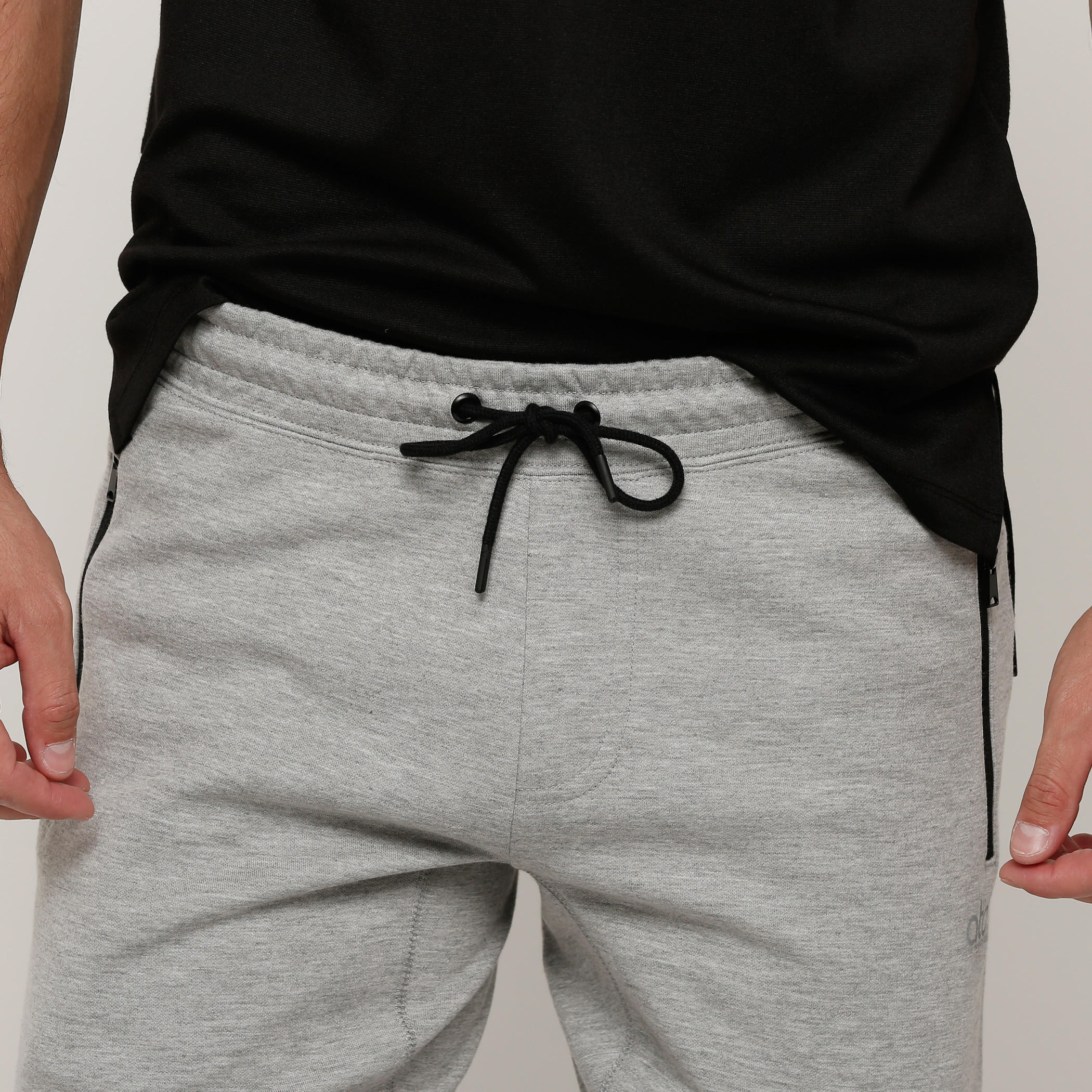 شورت بخصر مطّاطي وجيوب مع طبعات-men-clothing-sportswearandactivewear-bottoms-image-9