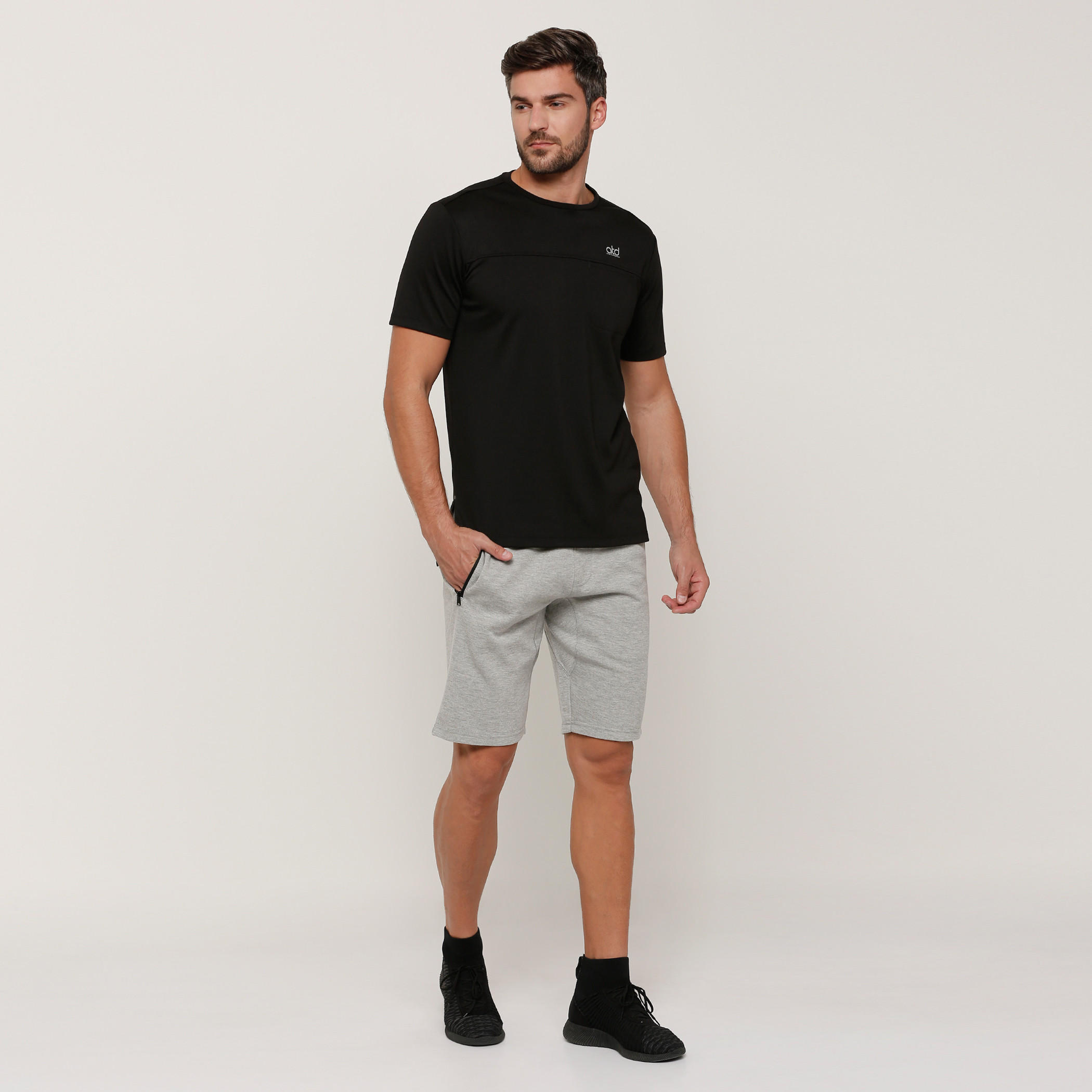 شورت بخصر مطّاطي وجيوب مع طبعات-men-clothing-sportswearandactivewear-bottoms-image-10