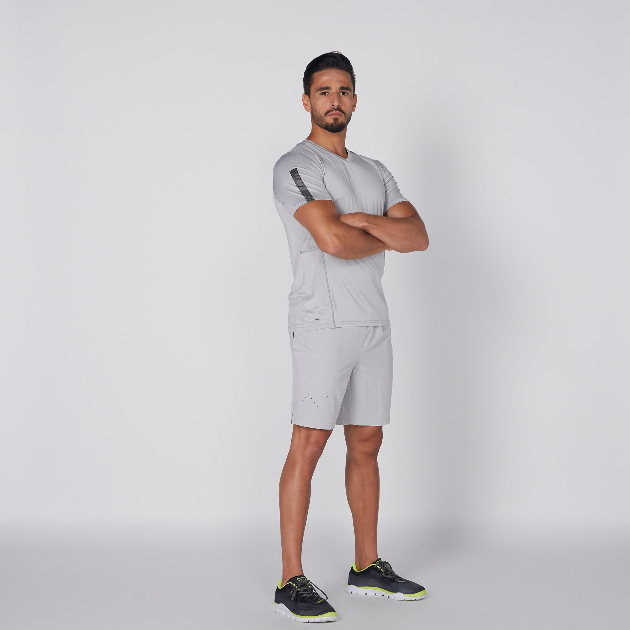 تيشيرت بياقة V وأكمام قصيرة-men-clothing-sportswearandactivewear-tshirtsandpolos-image-2
