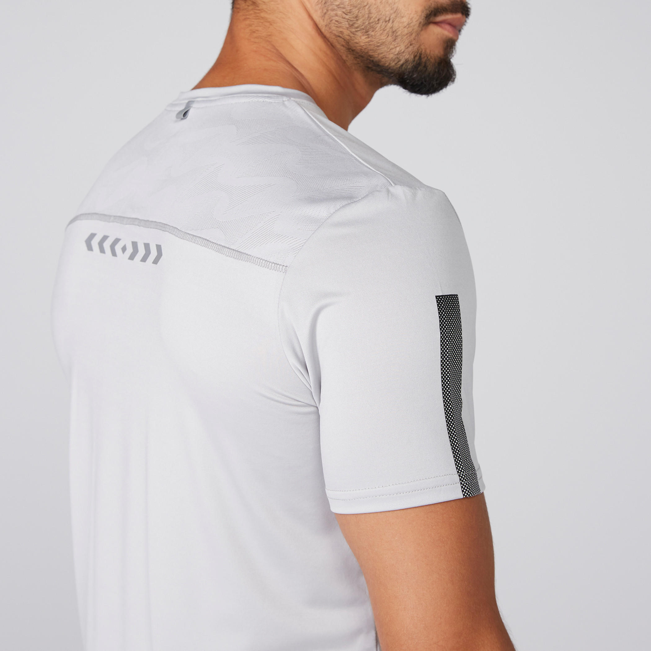 تيشيرت بياقة V وأكمام قصيرة-men-clothing-sportswearandactivewear-tshirtsandpolos-image-5