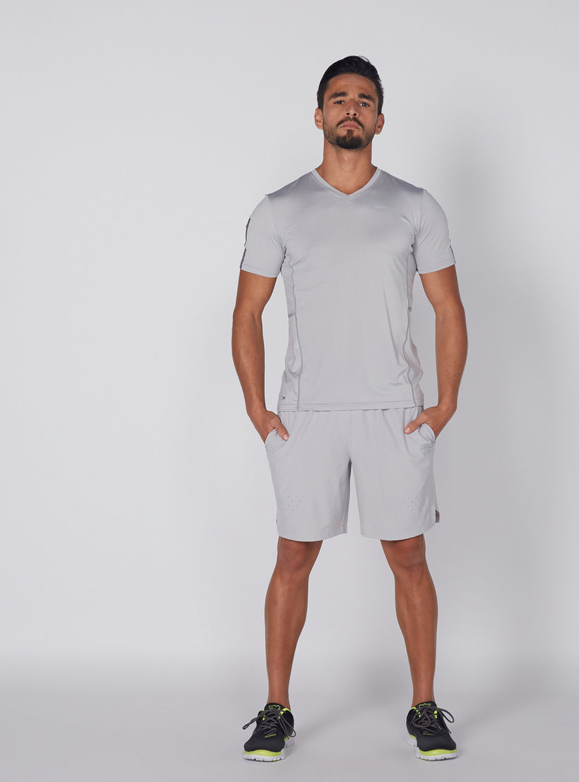 شورت بخصر مطّاطي مثقّب وجيوب-men-clothing-sportswearandactivewear-bottoms-image-1