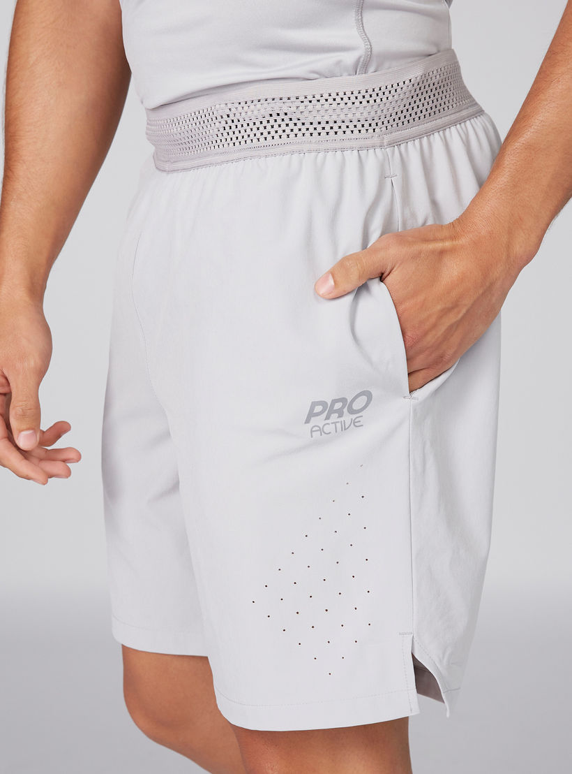 شورت بخصر مطّاطي مثقّب وجيوب-men-clothing-sportswearandactivewear-bottoms-image-2