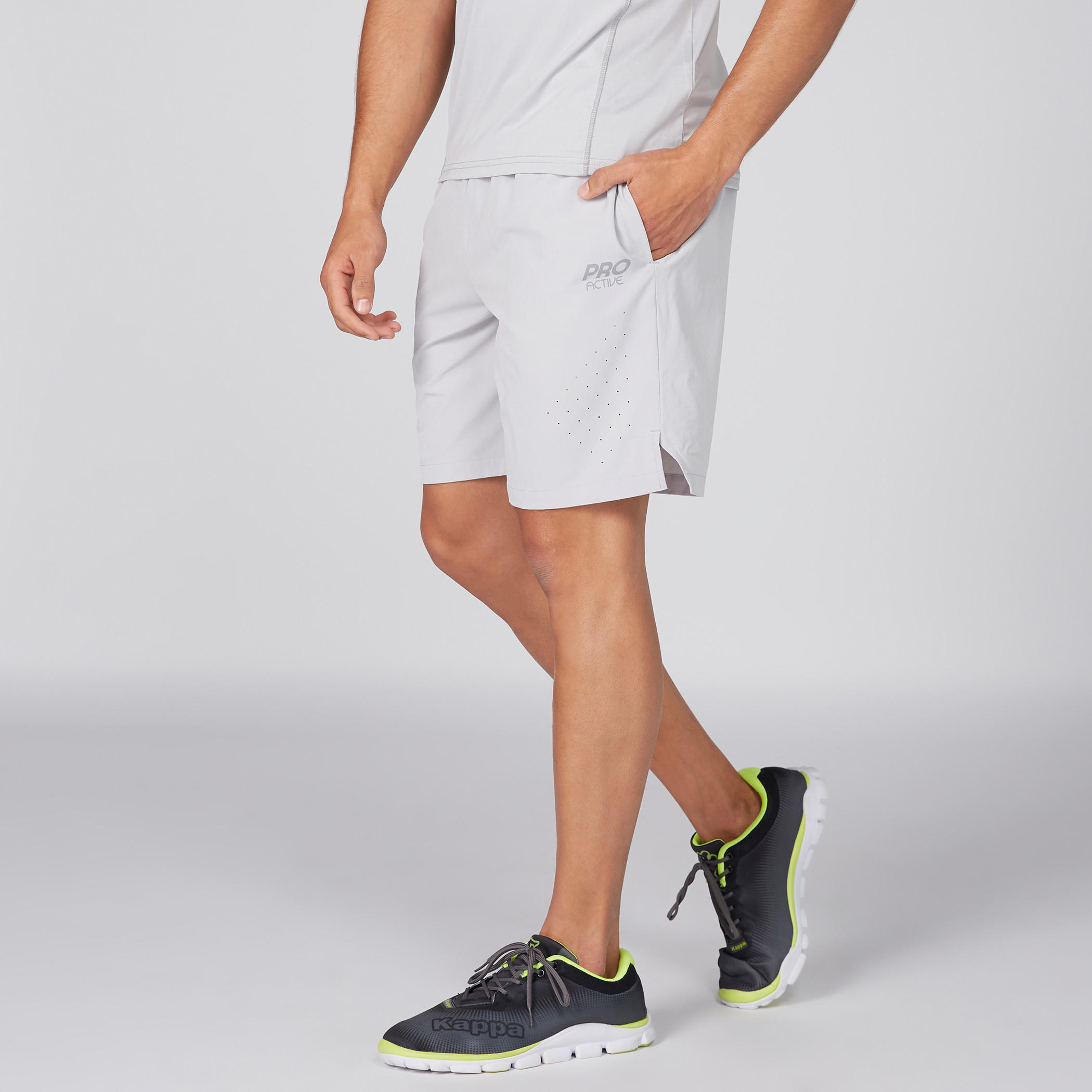 شورت بخصر مطّاطي مثقّب وجيوب-men-clothing-sportswearandactivewear-bottoms-image-4