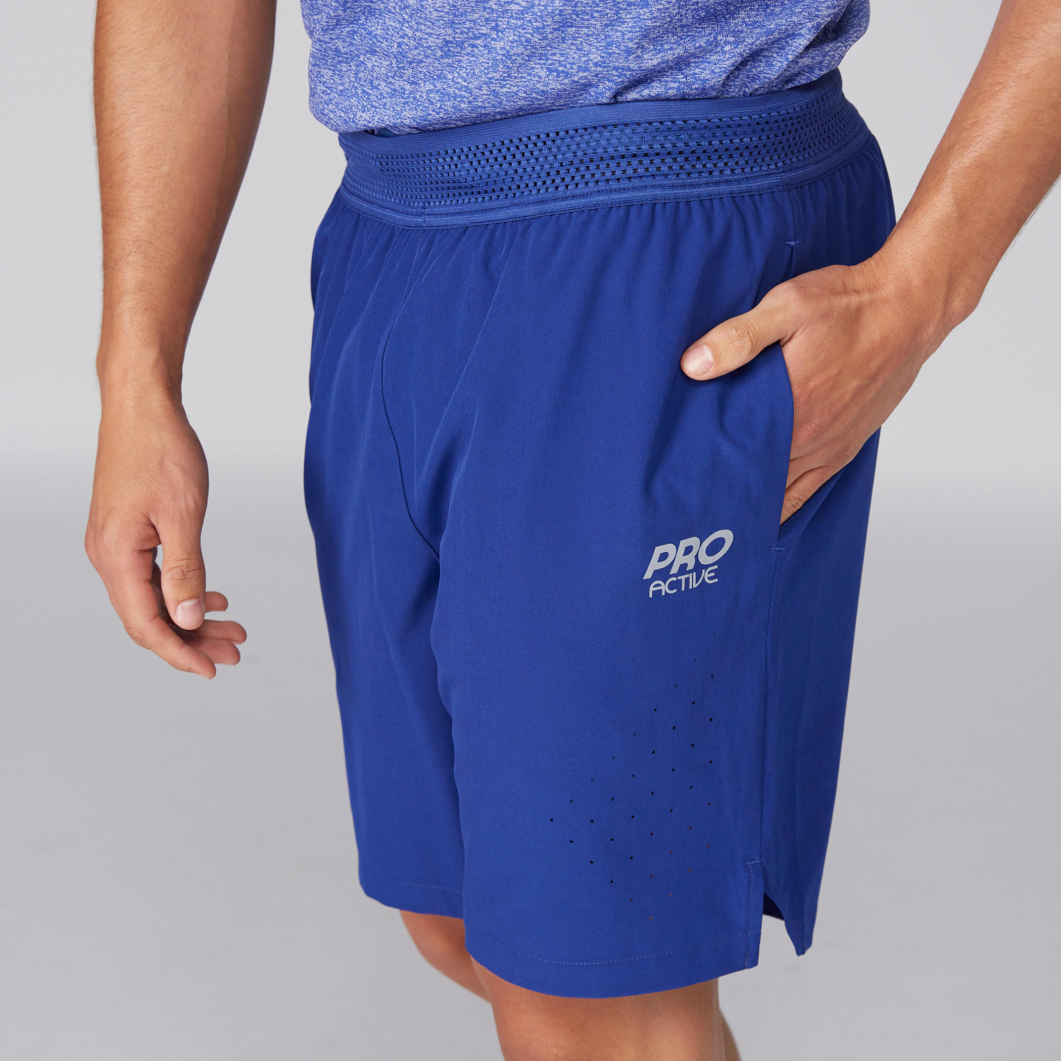 شورت بخصر مطّاطي مثقّب وجيوب-men-clothing-sportswearandactivewear-bottoms-image-3