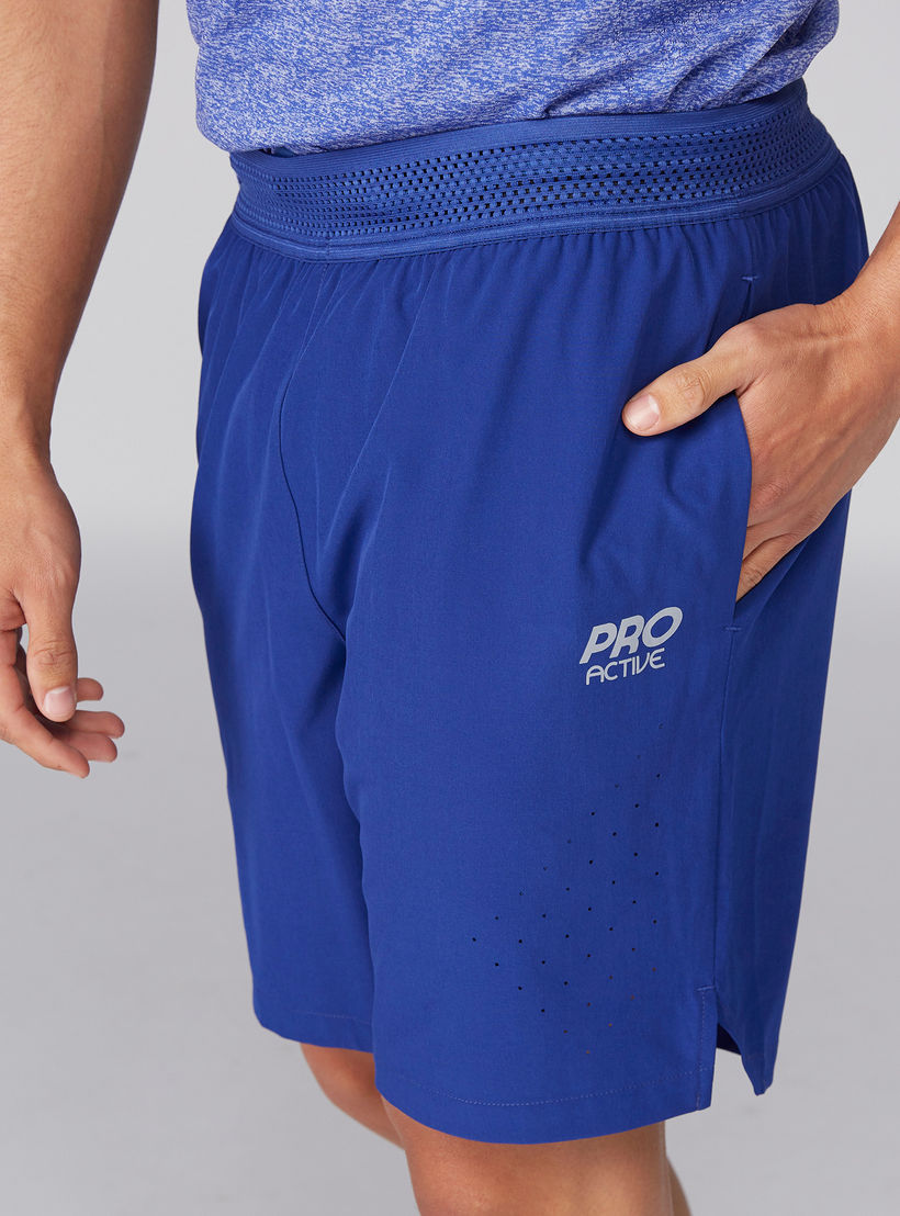 شورت بخصر مطّاطي مثقّب وجيوب-men-clothing-sportswearandactivewear-bottoms-image-3