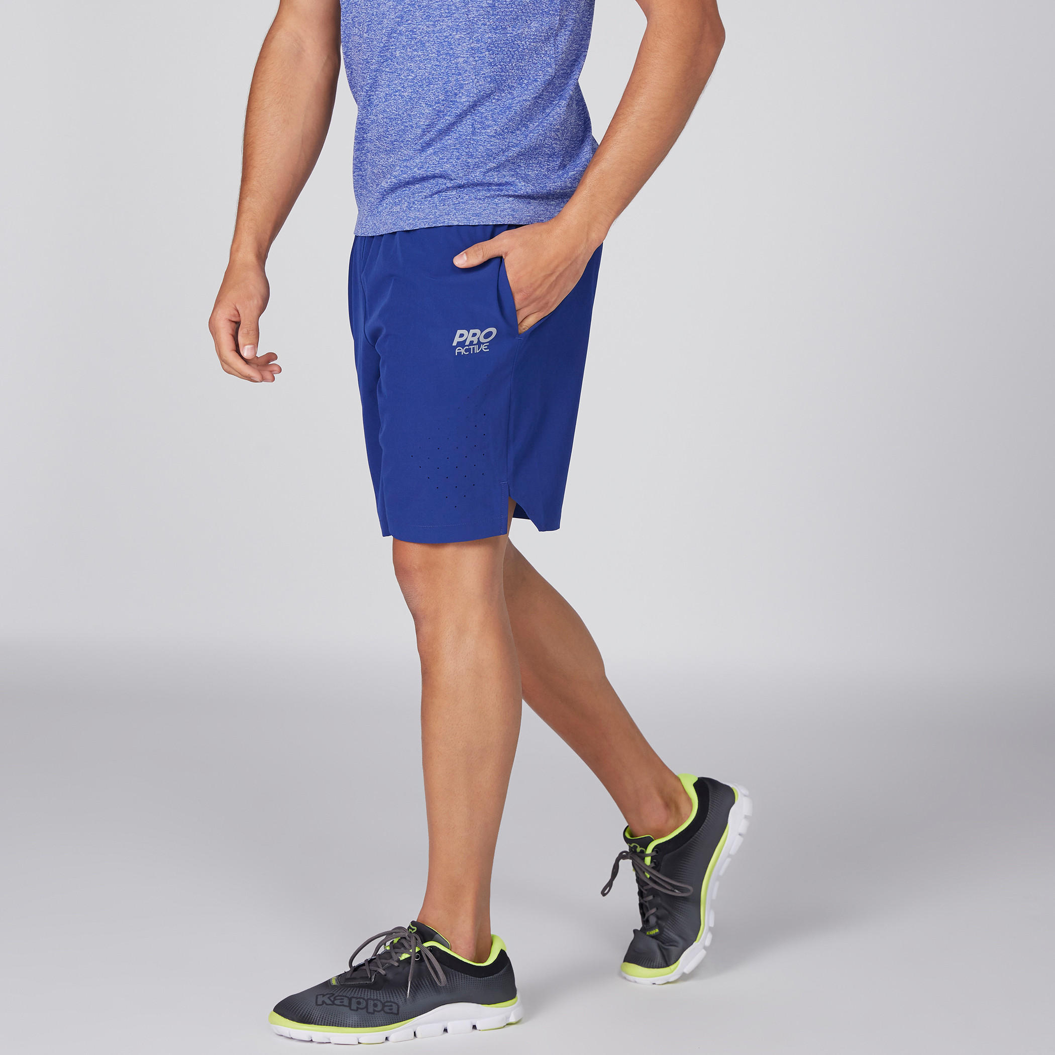 شورت بخصر مطّاطي مثقّب وجيوب-men-clothing-sportswearandactivewear-bottoms-image-5