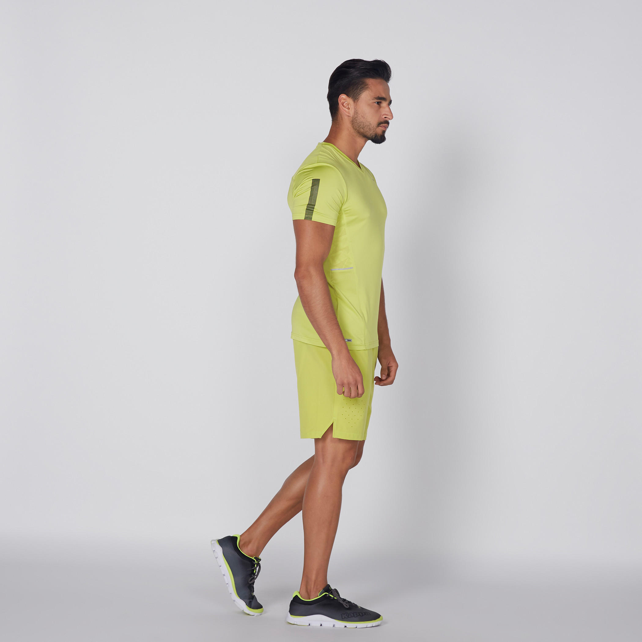 شورت بخصر مطّاطي مثقّب وجيوب-men-clothing-sportswearandactivewear-bottoms-image-2