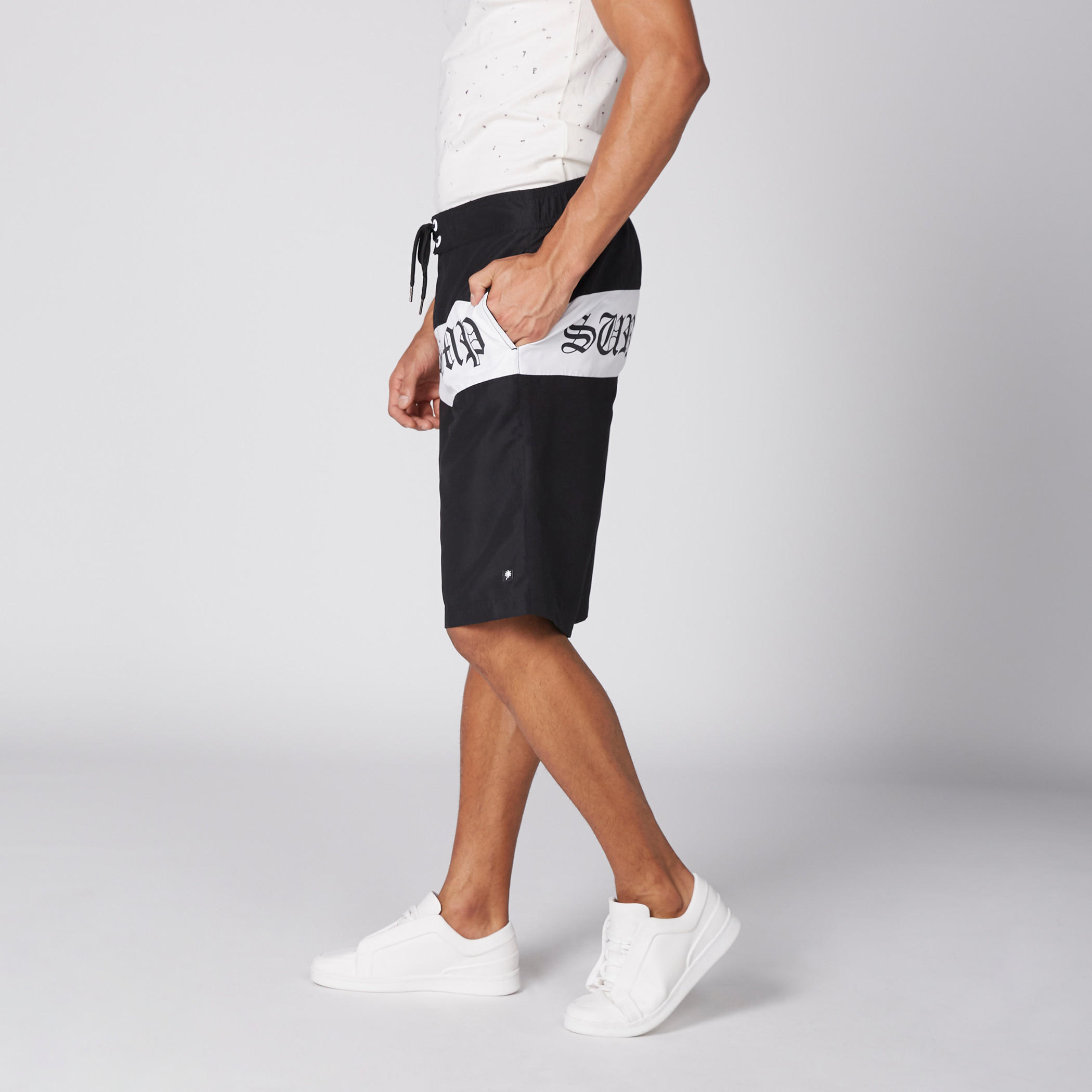 شورت بخصر مطّاطي وجيوب ورباط وطبعات-men-clothing-bottoms-shorts-image-4