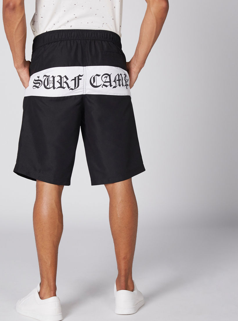 شورت بخصر مطّاطي وجيوب ورباط وطبعات-men-clothing-bottoms-shorts-image-5