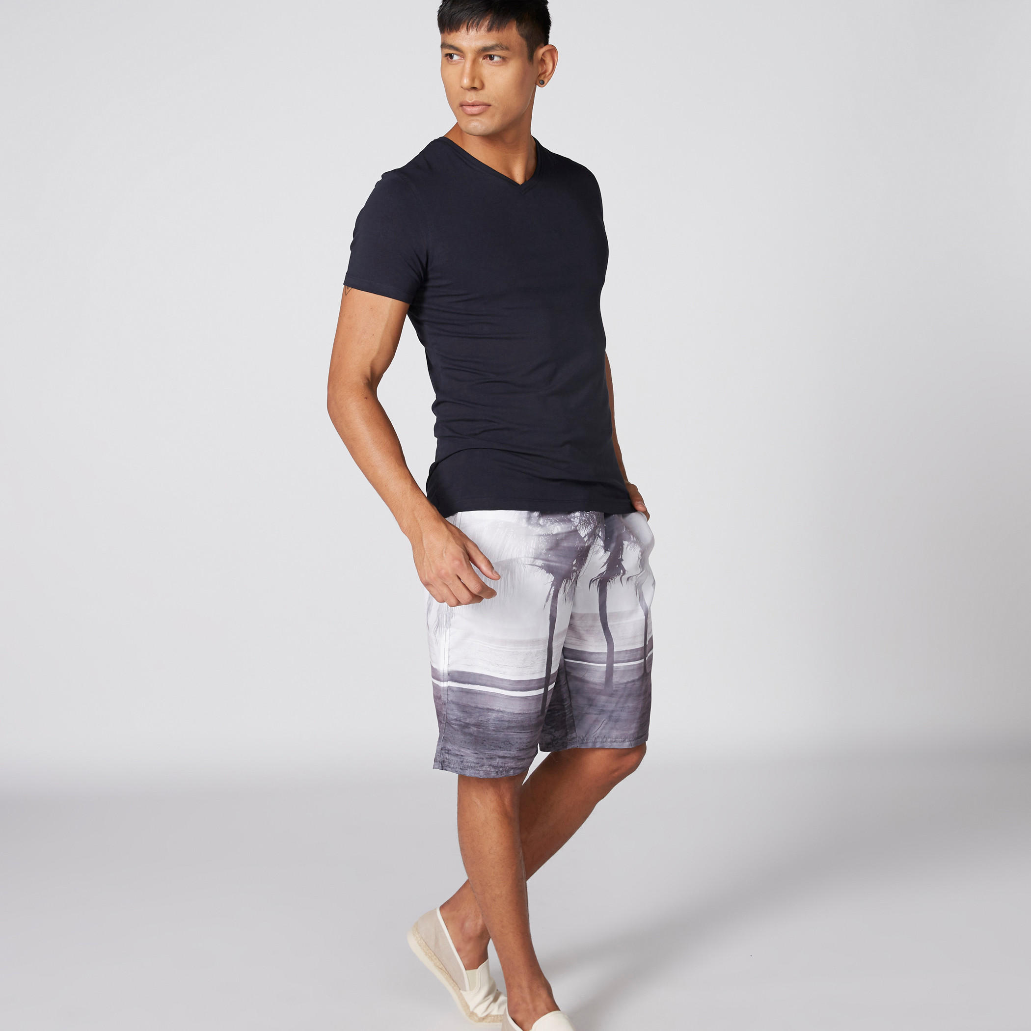 شورت بطبعات وخصر مطّاطي وجيب-men-clothing-bottoms-shorts-image-1